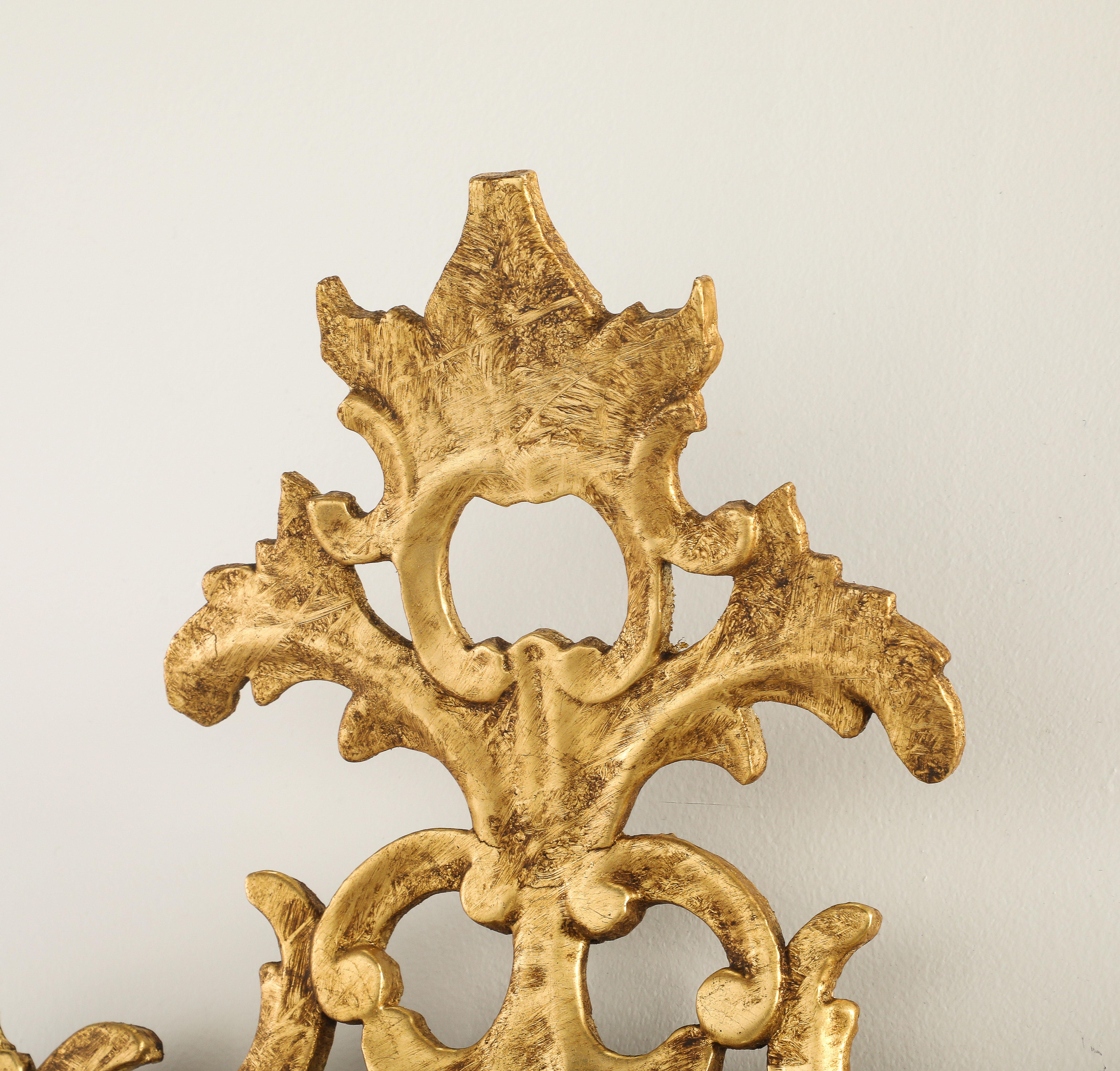 Paire de miroirs rococo espagnols en bois sculpté et doré, vers 1760 en vente 5