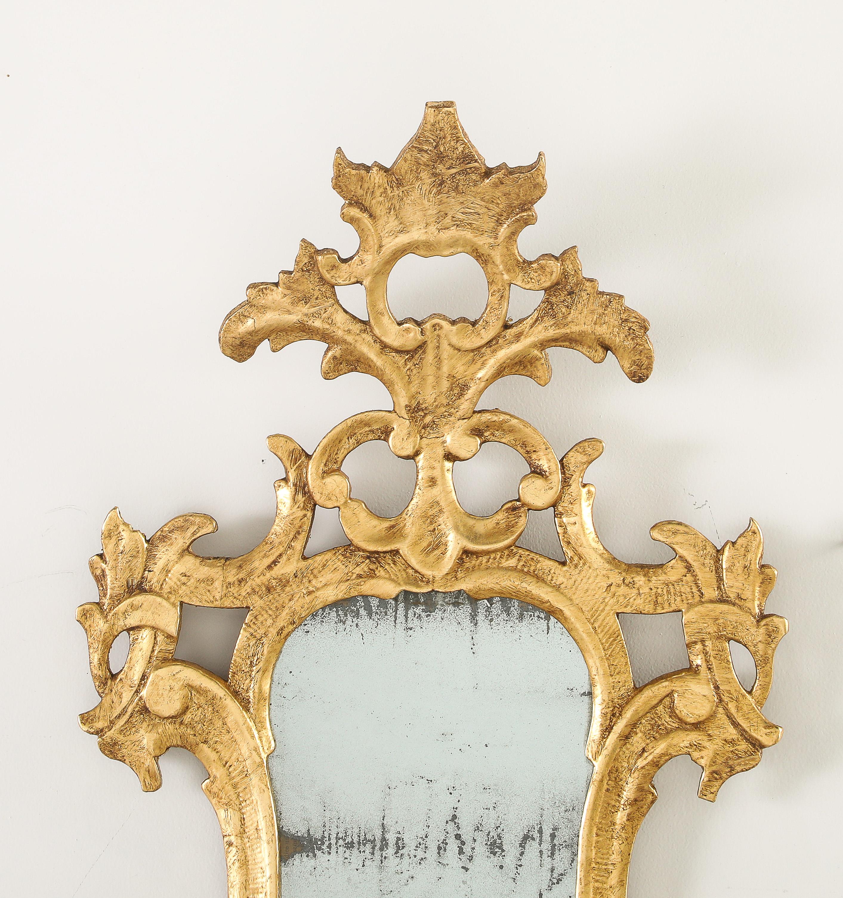 Paire de miroirs rococo espagnols en bois sculpté et dor�é, vers 1760 en vente 8