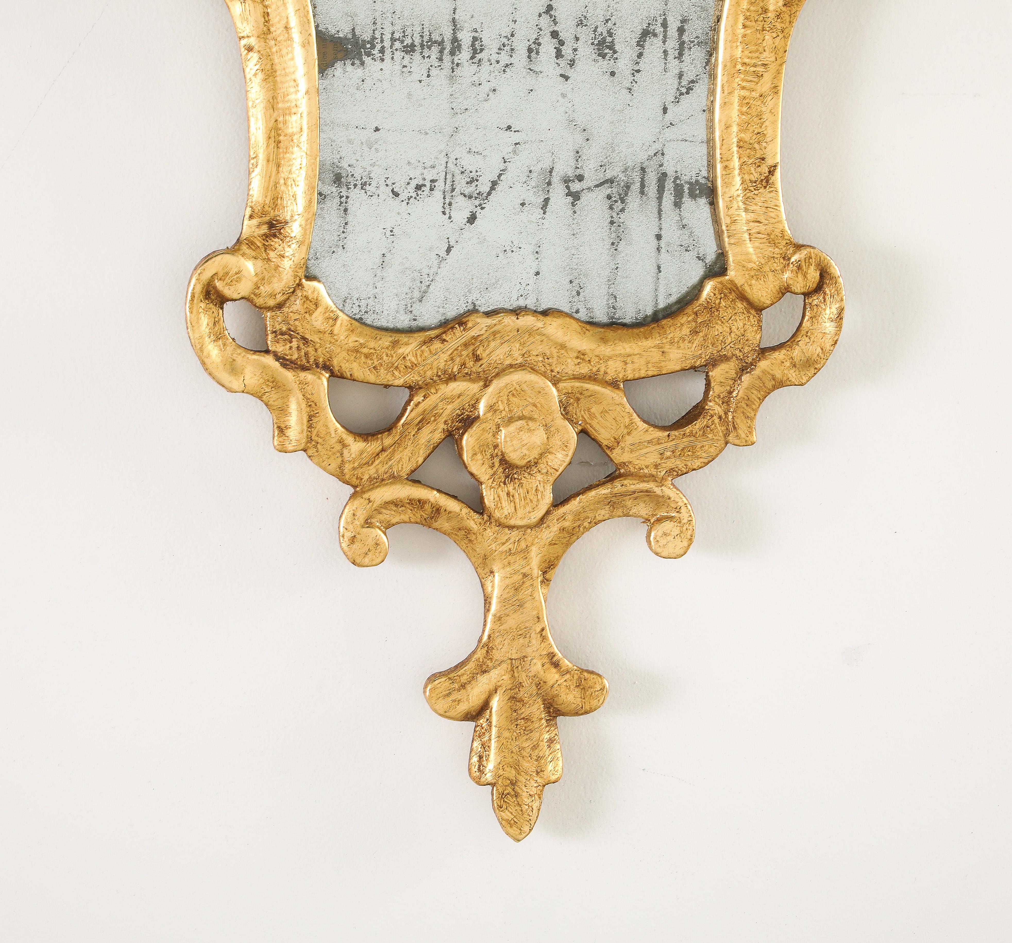 Paire de miroirs rococo espagnols en bois sculpté et doré, vers 1760 en vente 9