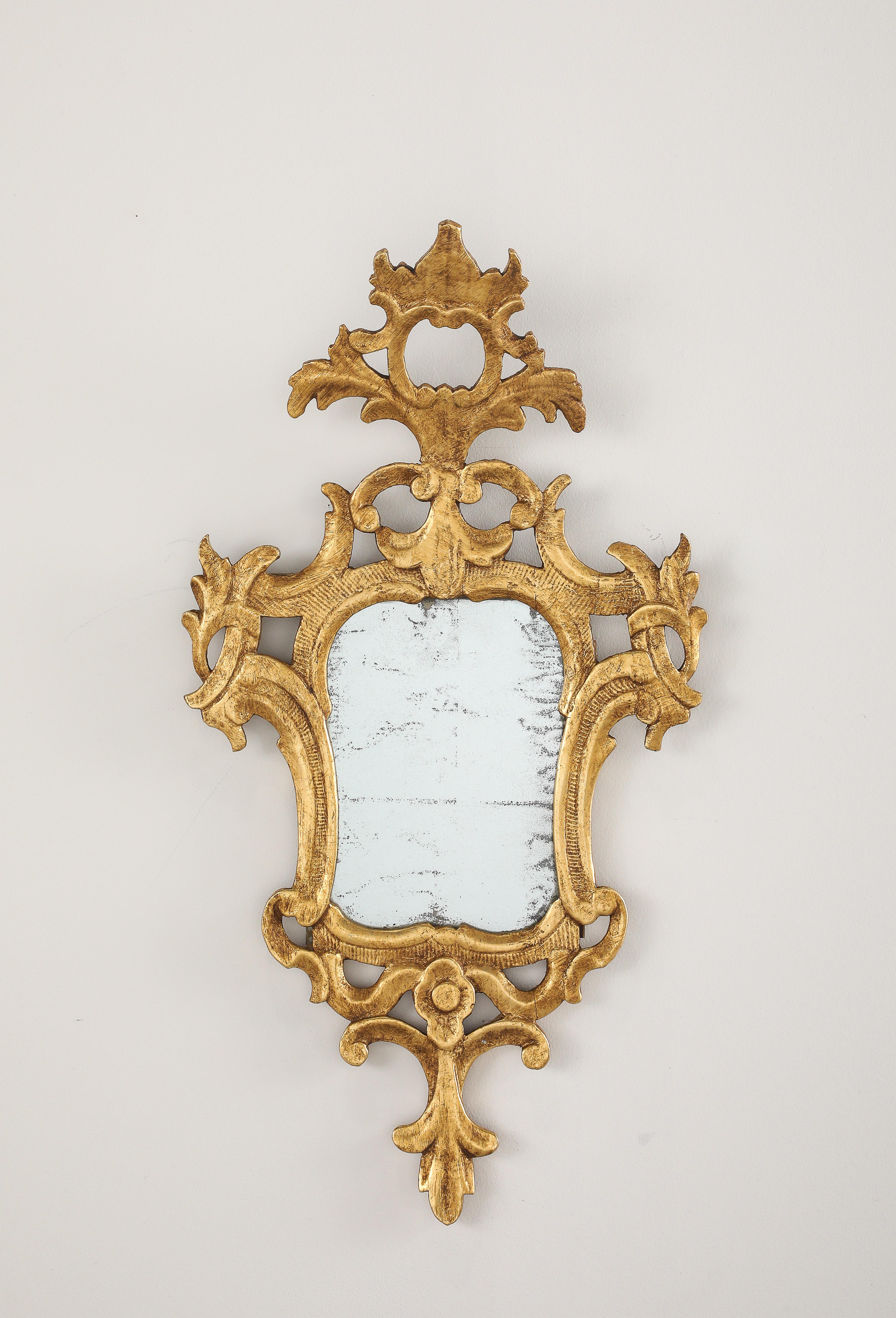 Paire de miroirs rococo espagnols en bois sculpté et doré, vers 1760
Magnifique et charmante paire de miroirs muraux en bois sculpté et doré d'époque rococo espagnole.  Sculptée à la main de façon exquise, avec dorure et plaques de verre miroir