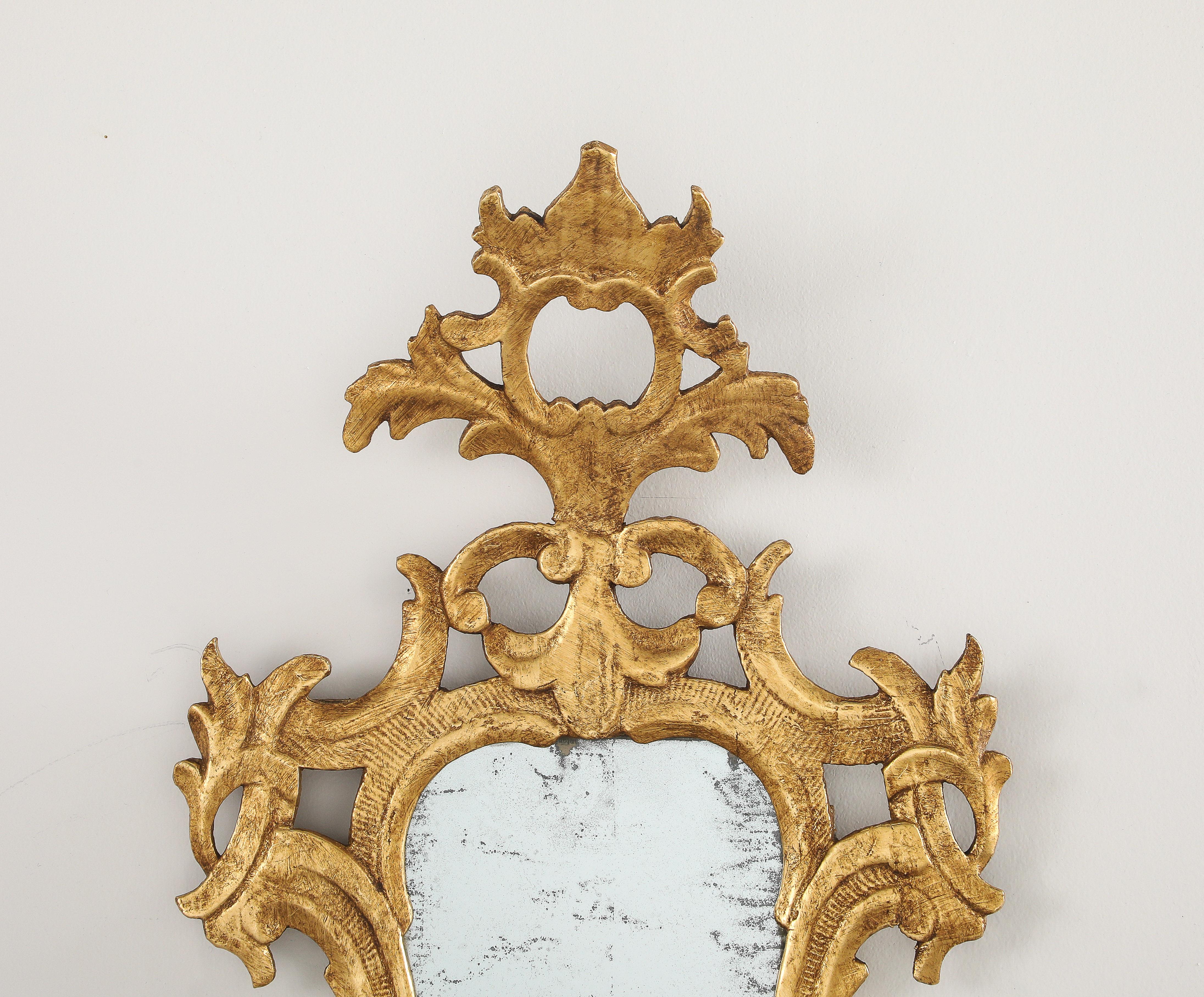 Rococo Paire de miroirs rococo espagnols en bois sculpté et doré, vers 1760 en vente