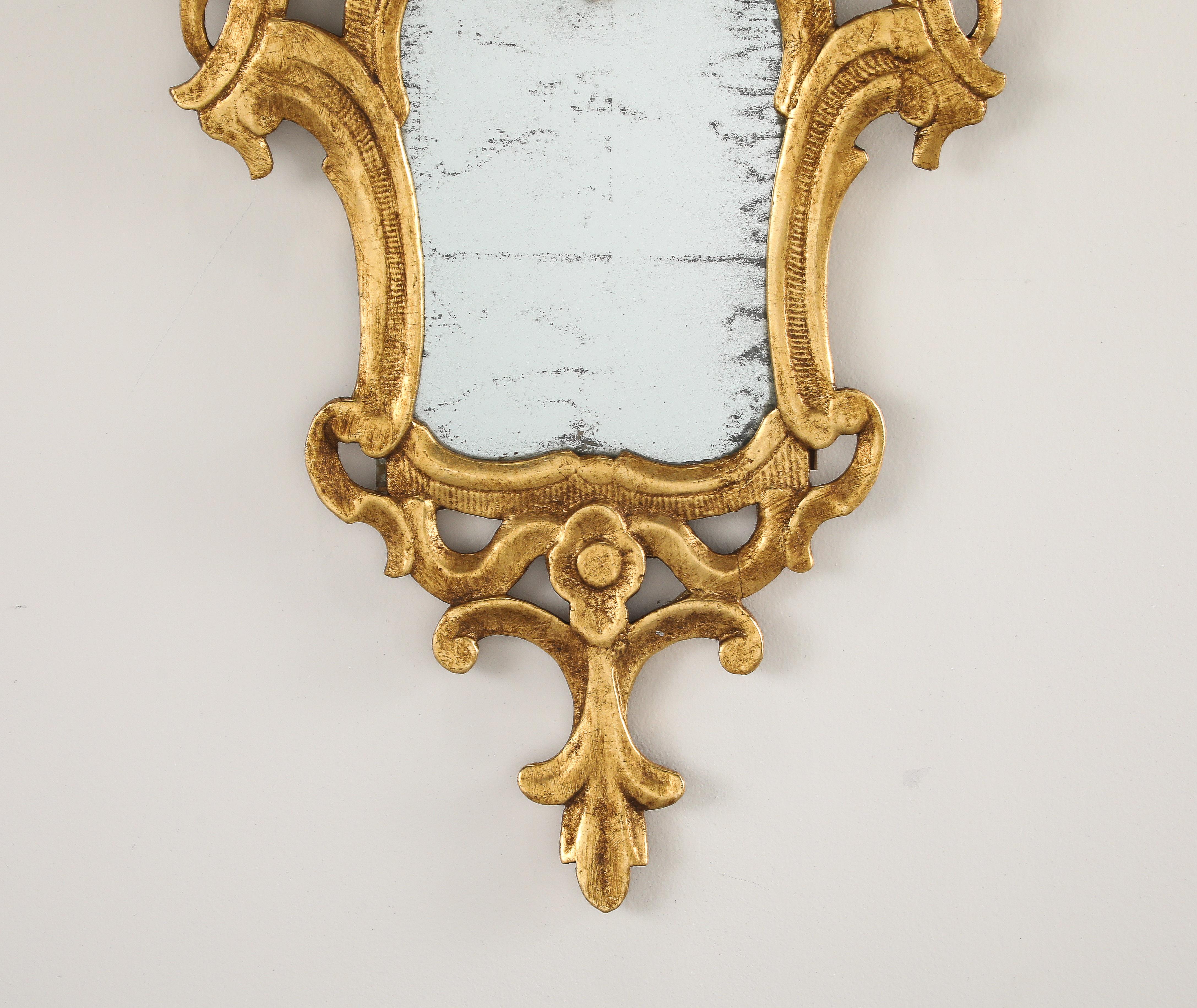 italien Paire de miroirs rococo espagnols en bois sculpté et doré, vers 1760 en vente