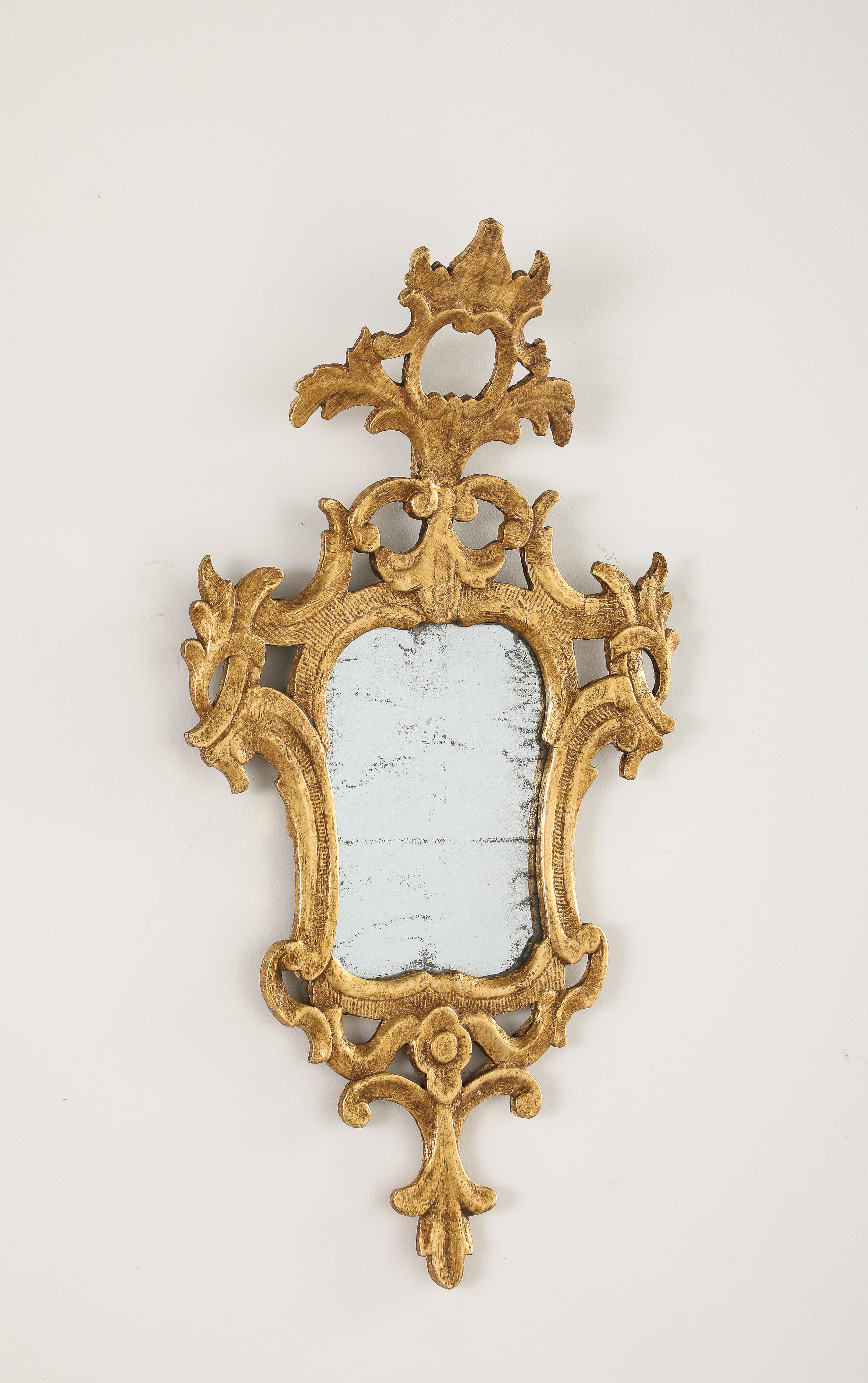 Sculpté à la main Paire de miroirs rococo espagnols en bois sculpté et doré, vers 1760 en vente