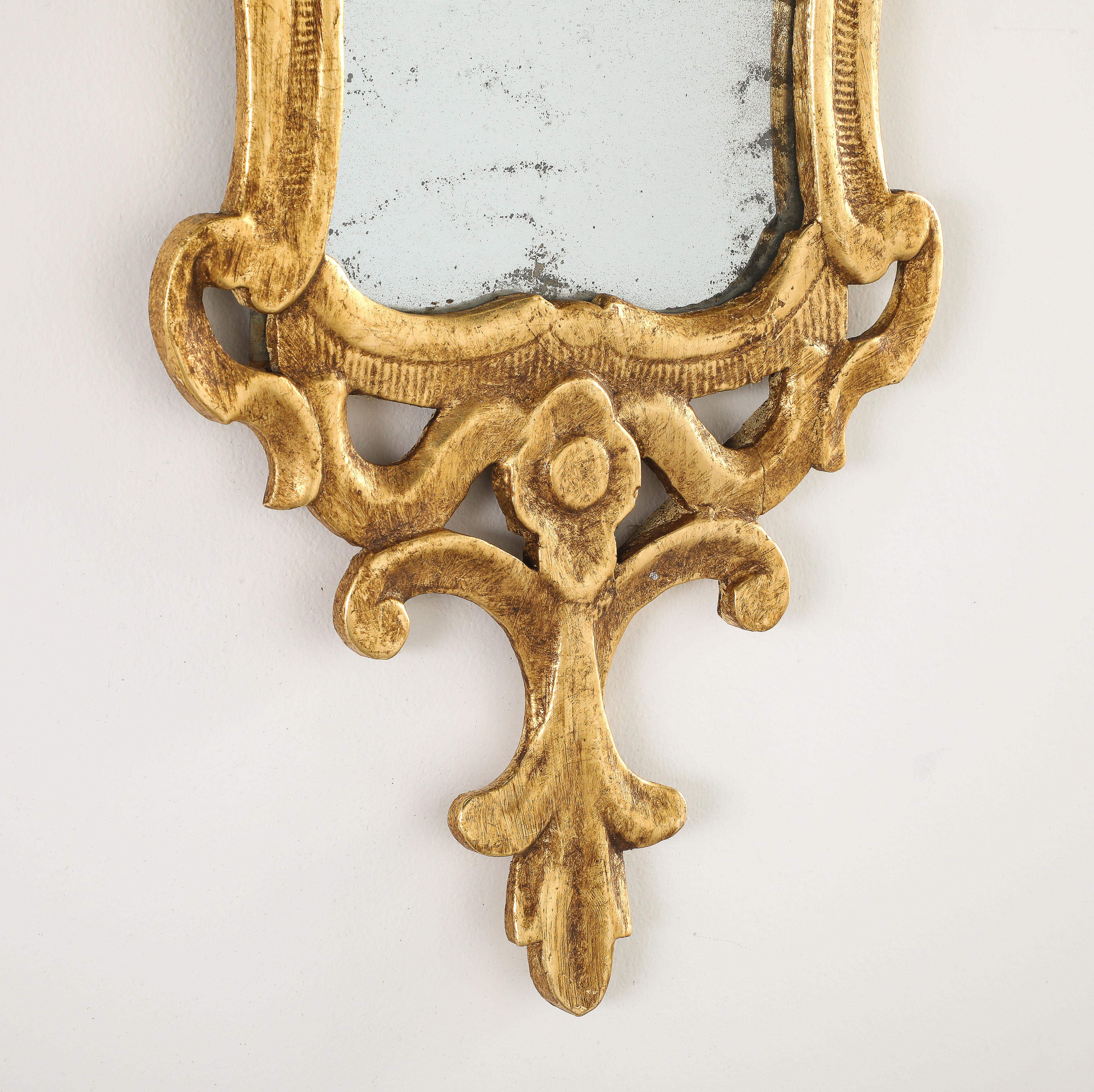 Paire de miroirs rococo espagnols en bois sculpté et doré, vers 1760 Bon état - En vente à New York, NY