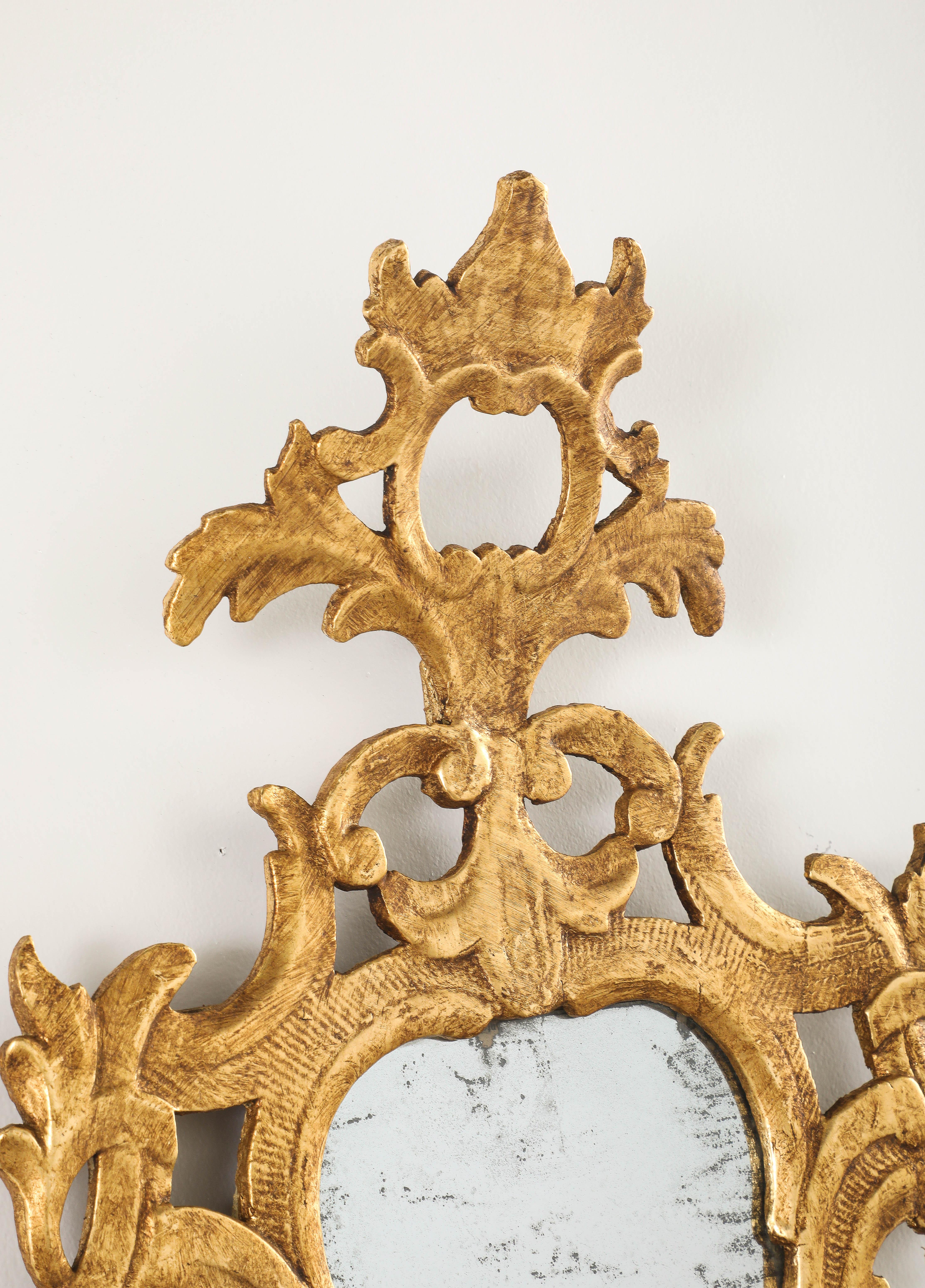 Milieu du XVIIIe siècle Paire de miroirs rococo espagnols en bois sculpté et doré, vers 1760 en vente