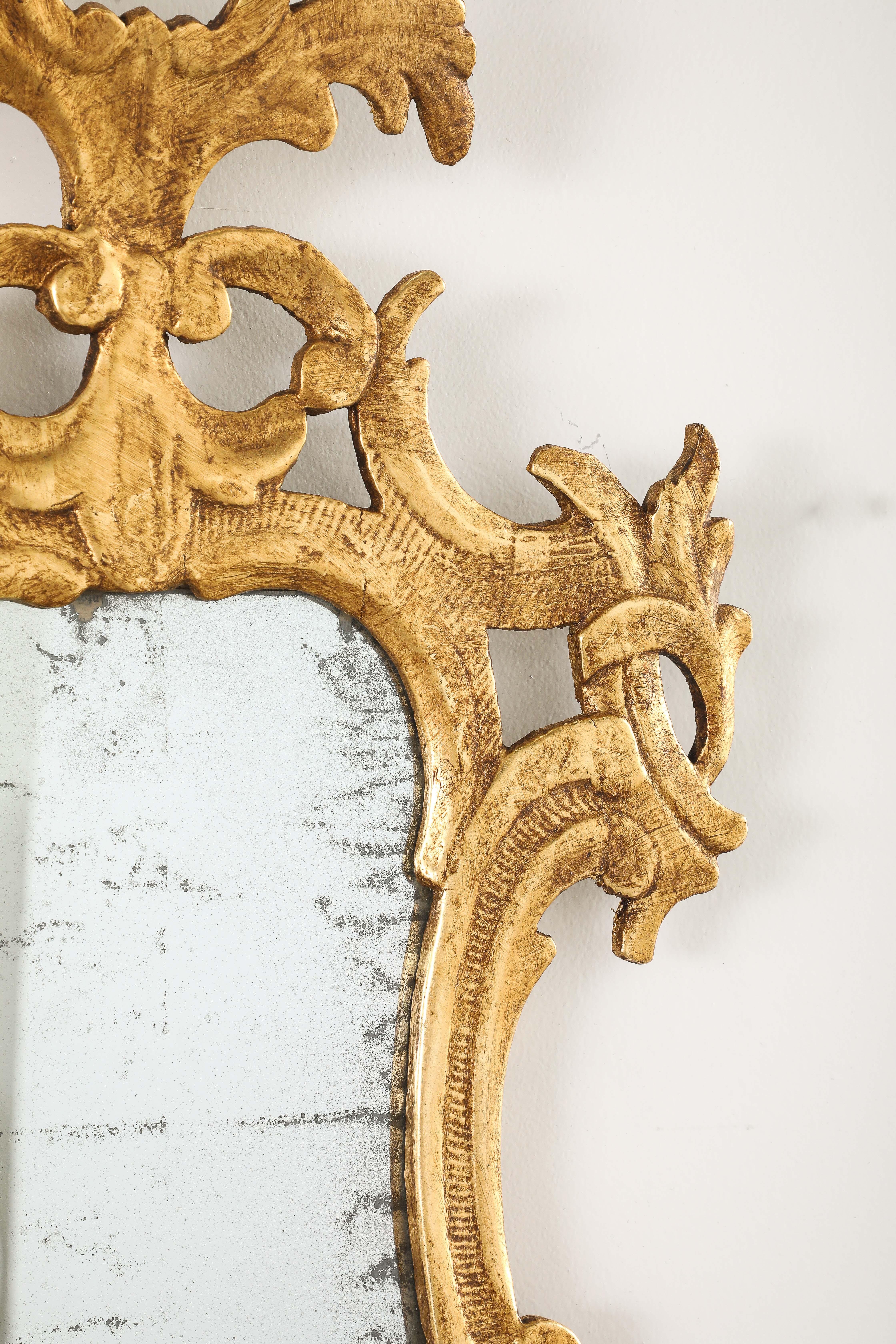 Paire de miroirs rococo espagnols en bois sculpté et doré, vers 1760 en vente 1