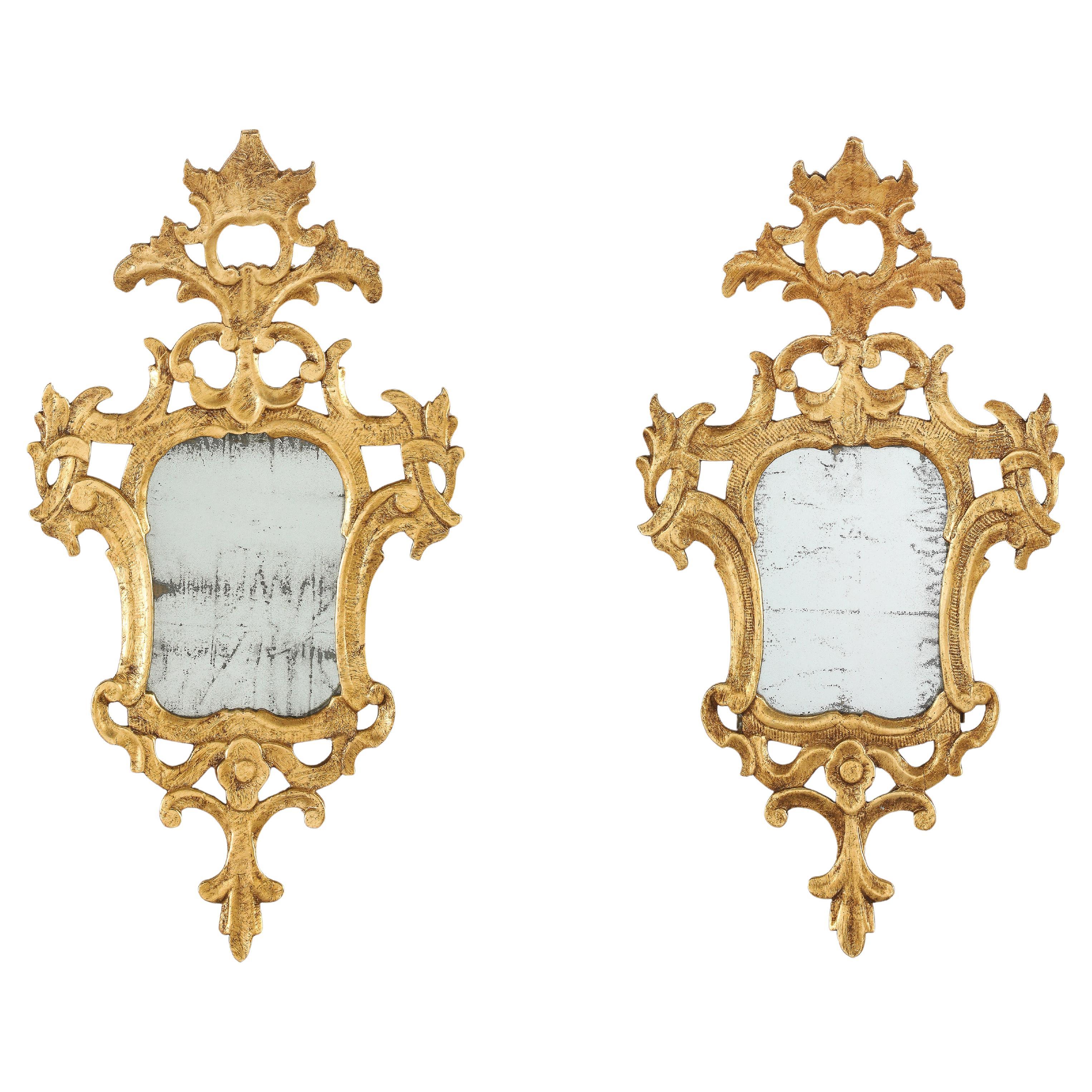 Coppia di specchi rococò spagnoli in legno intagliato e dorato, 1760 ca.
