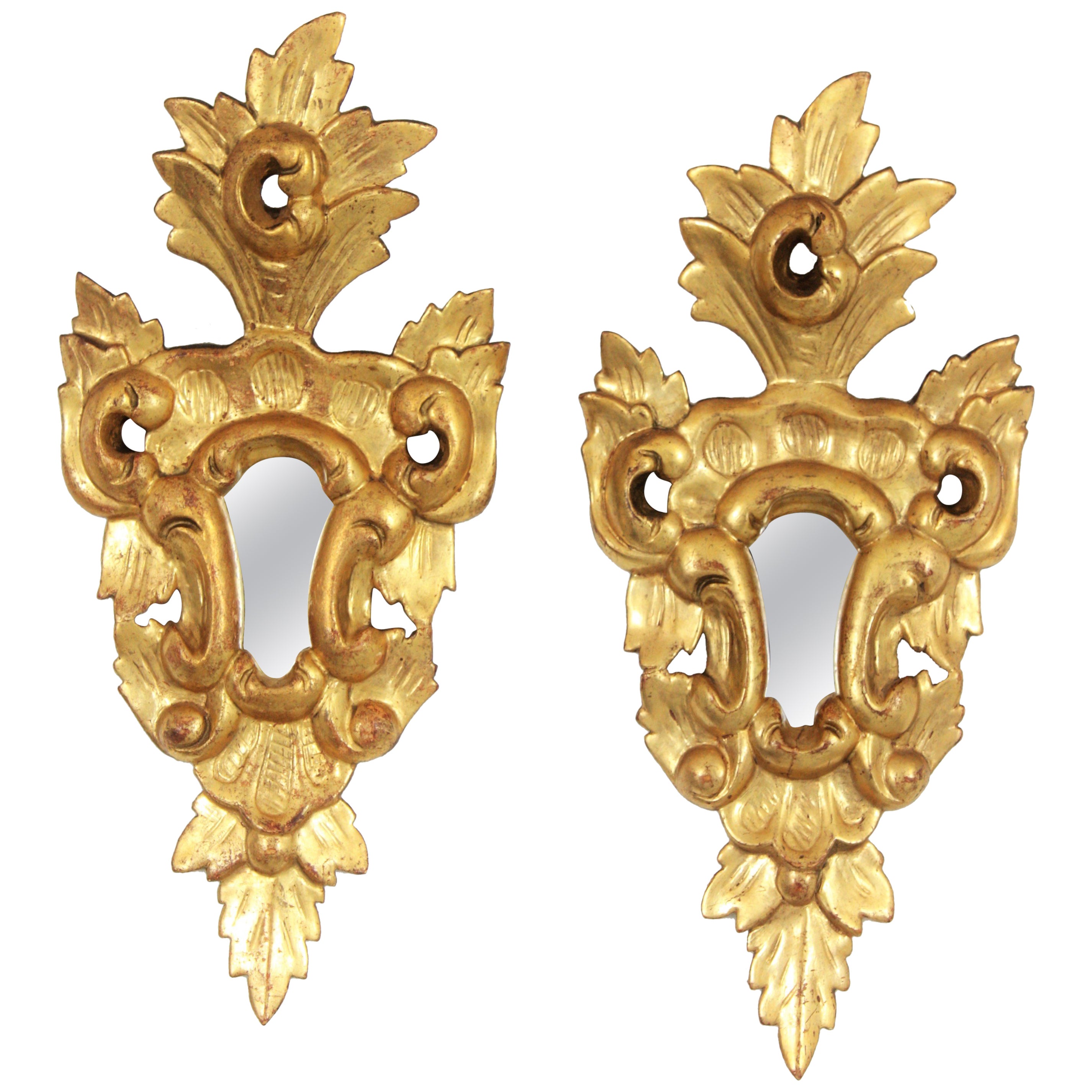Paire de miroirs rococo espagnol en bois doré de petite taille en vente