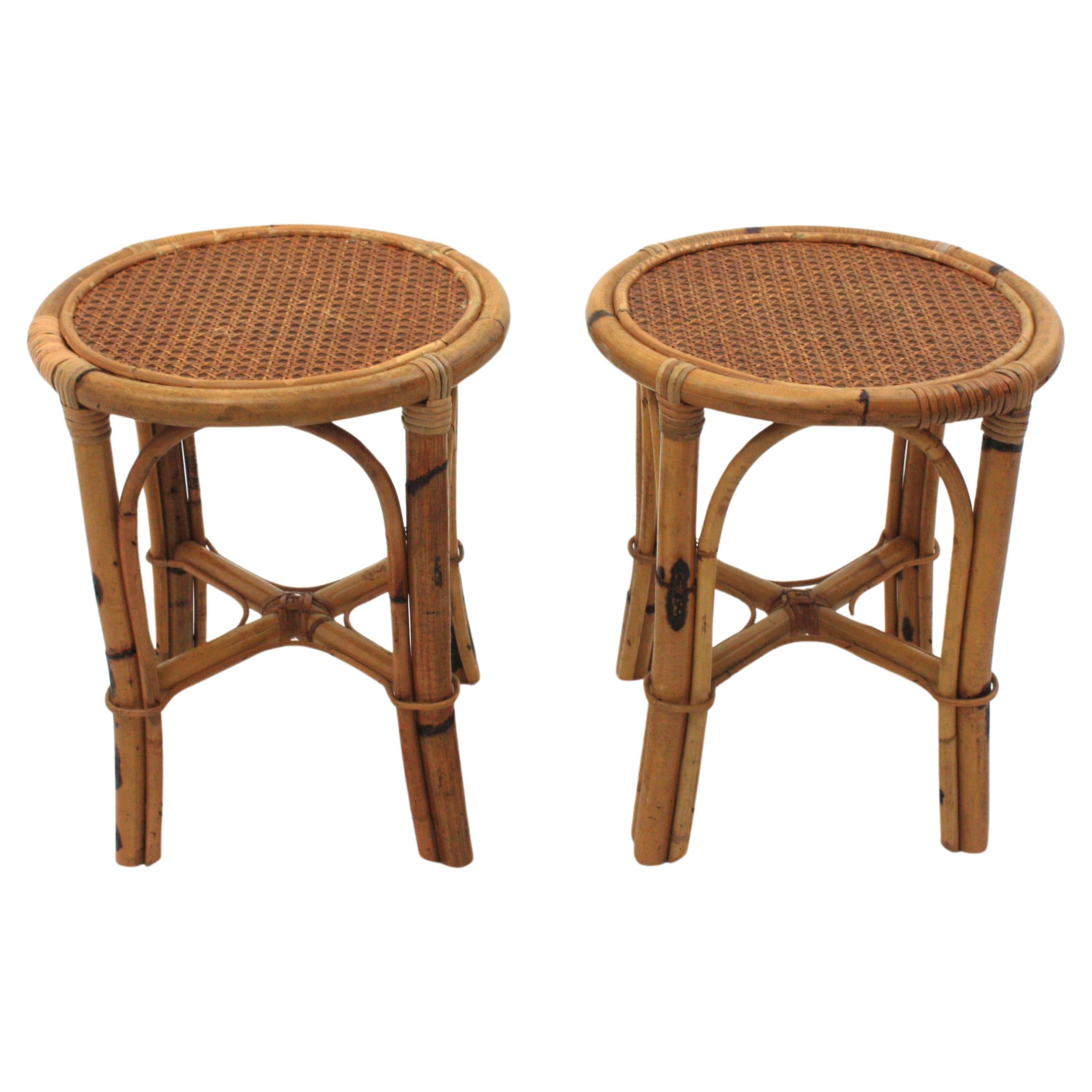 Paire de tabourets / tables d'appoint ronds espagnols en rotin avec plateau en rotin, années 1950
