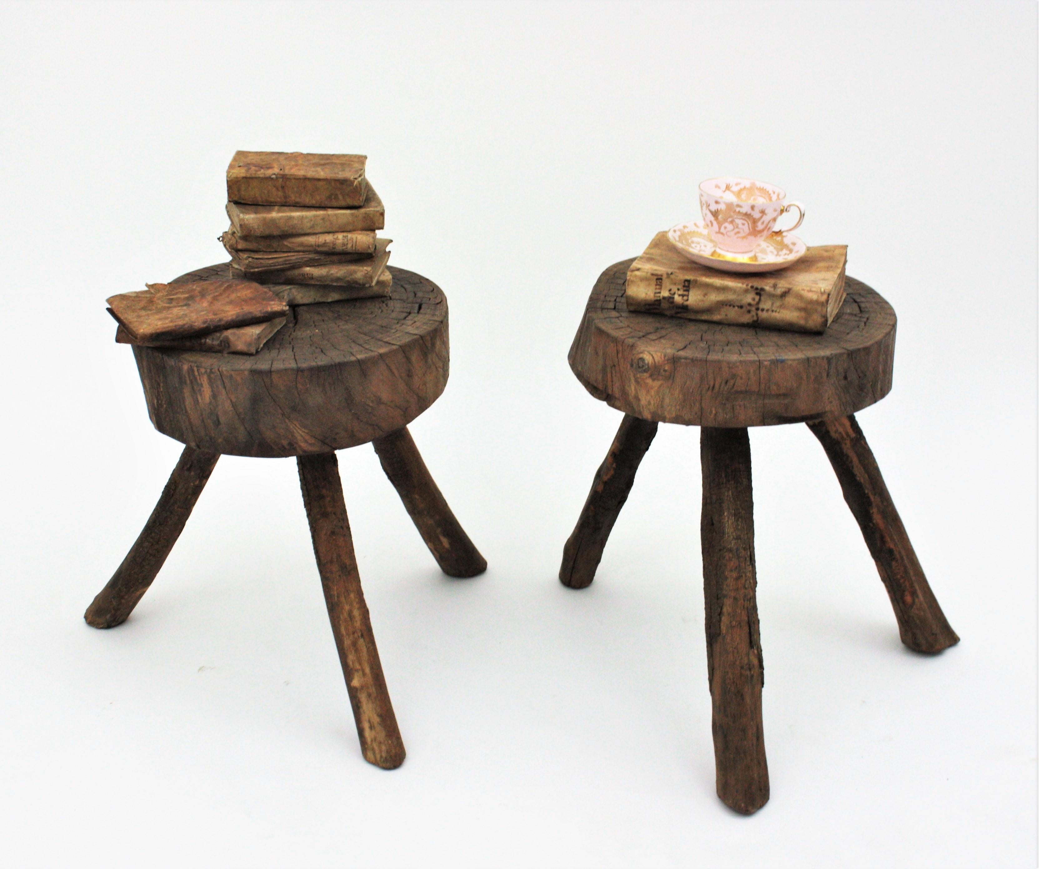 From the northen part of Spain these thick and solid rustic stools have an sturdy construction.
The thick and aged tops and the primitive construction mark the difference in these pieces.
They can be used as stools or occassional tables, side or