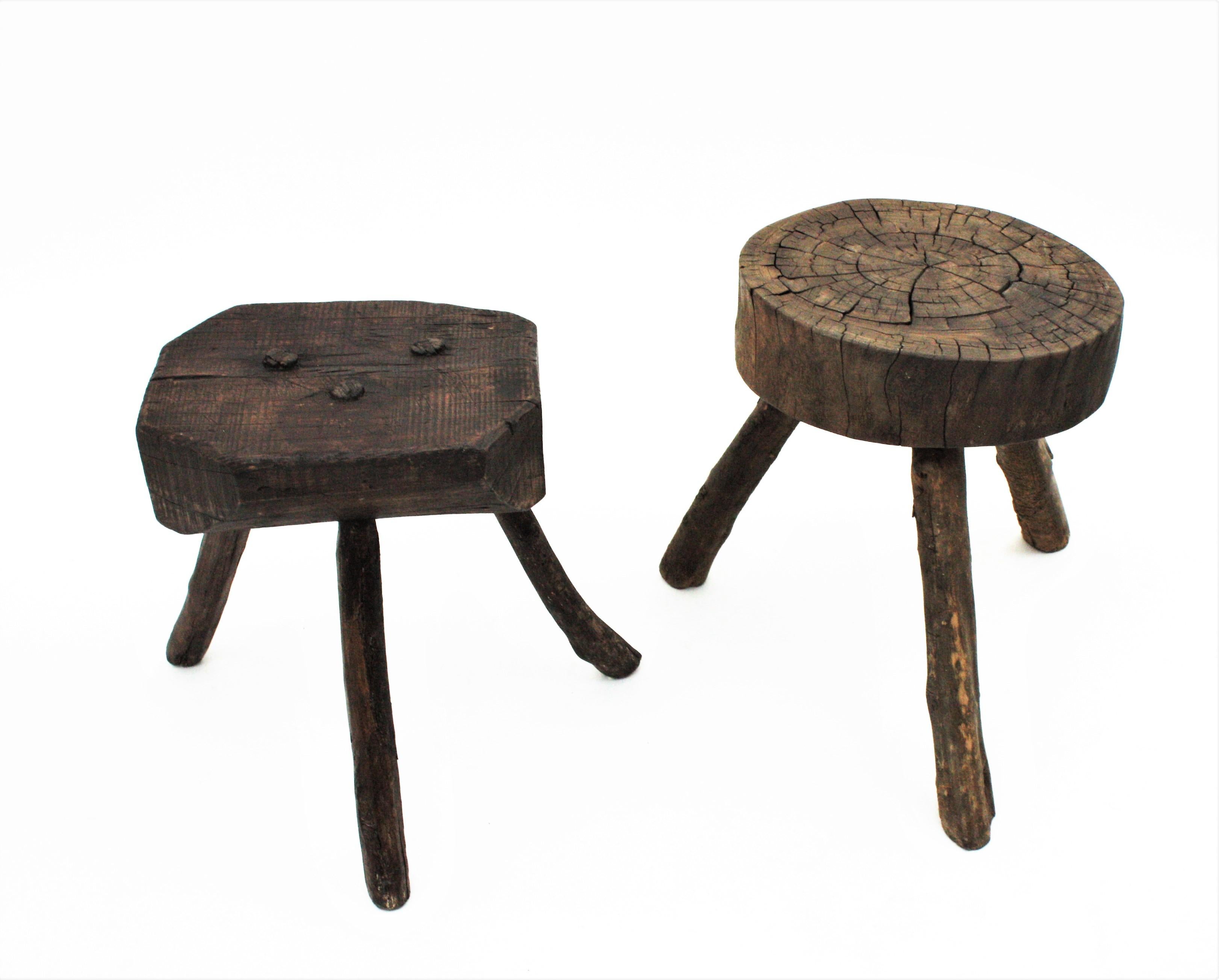 Paire de tables d'appoint / tabourets tripodes en bois rustique espagnol en vente 5