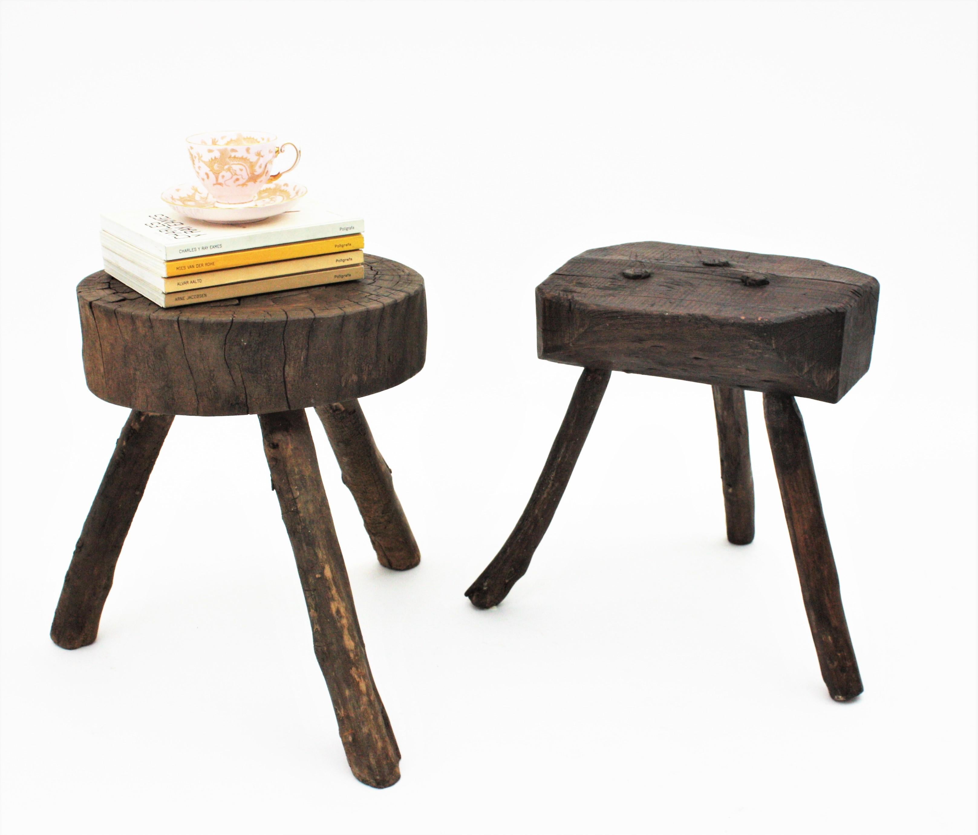 Rustique Paire de tables d'appoint / tabourets tripodes en bois rustique espagnol en vente