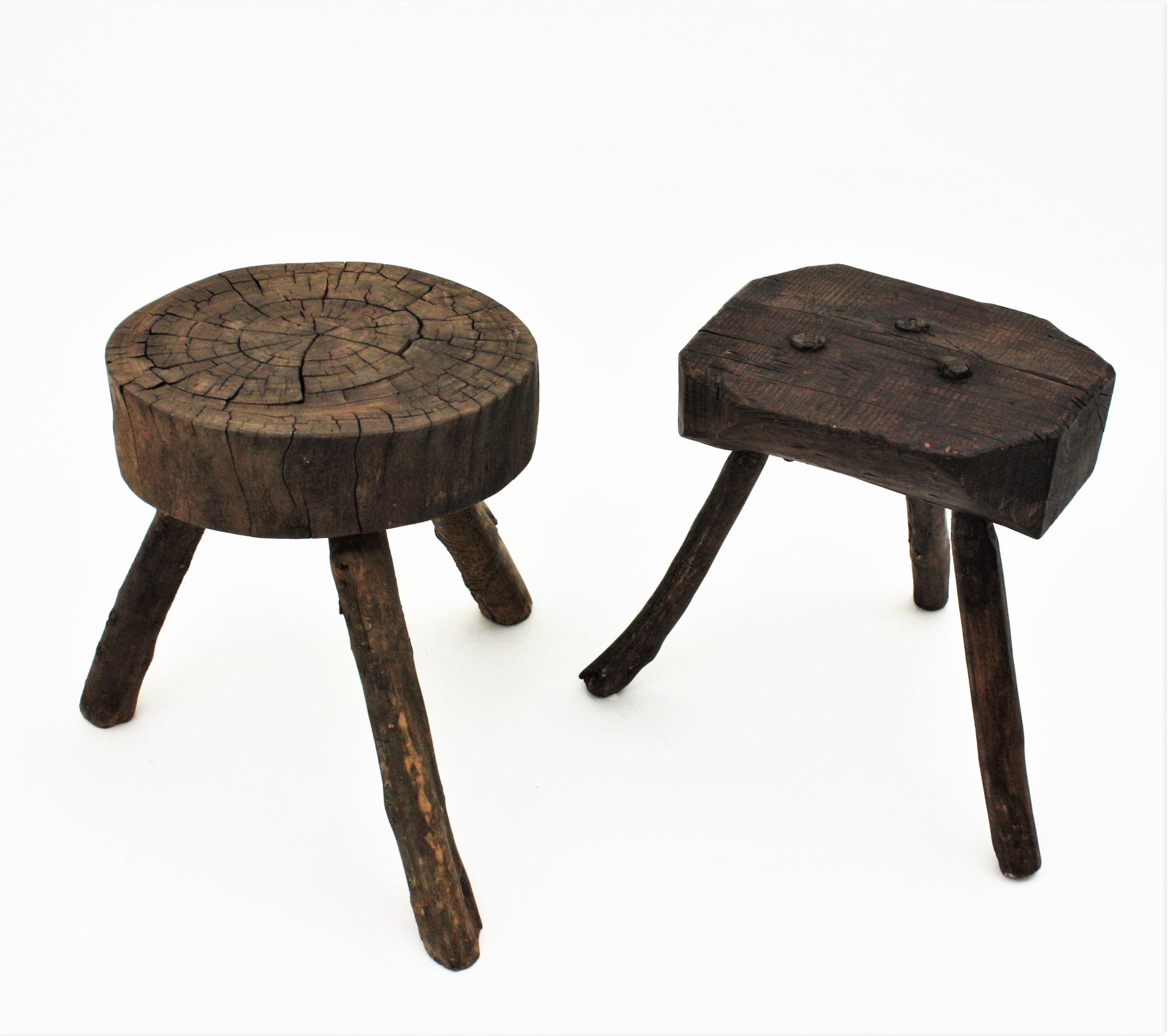 Espagnol Paire de tables d'appoint / tabourets tripodes en bois rustique espagnol en vente
