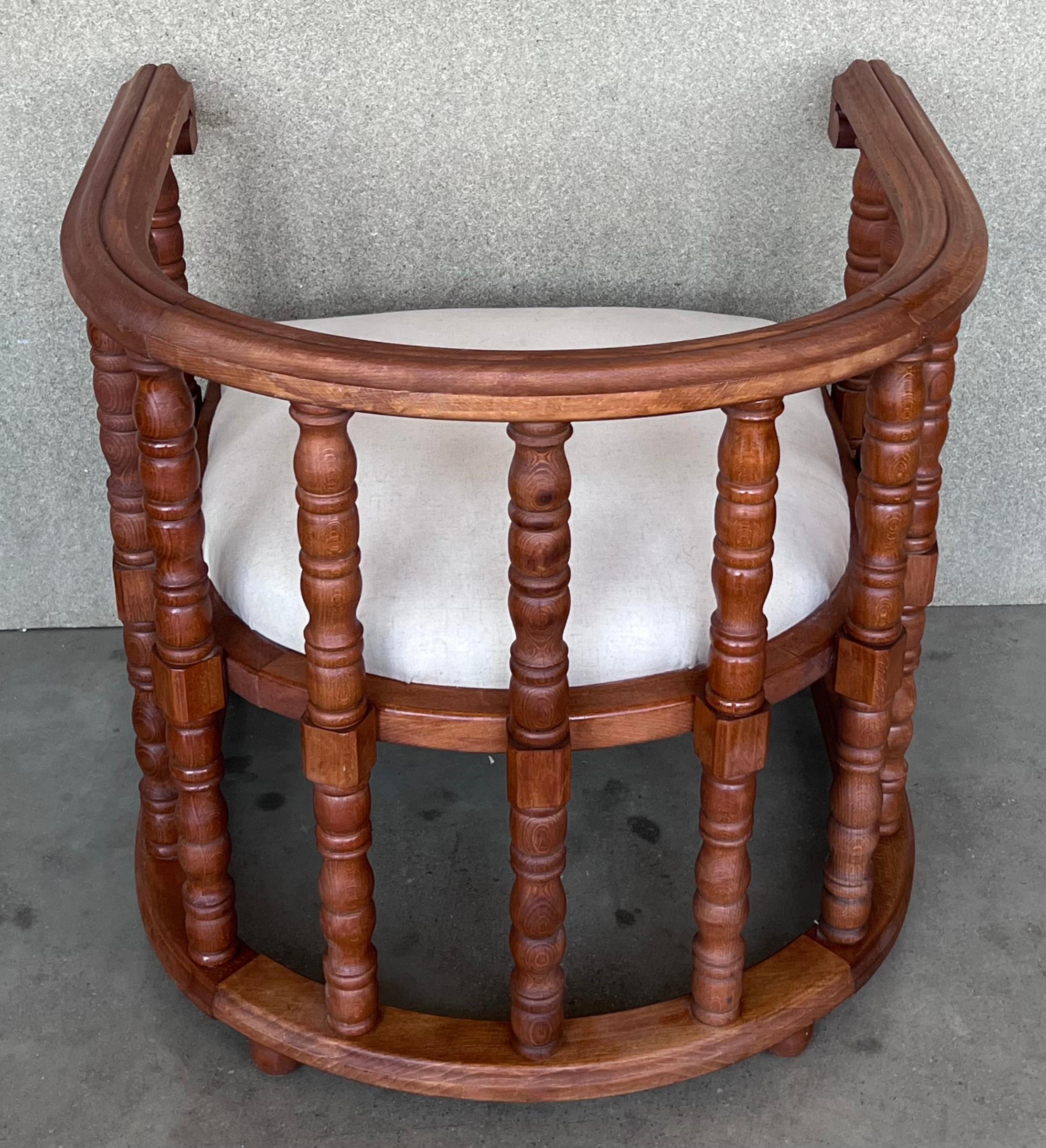Paire de chaises espagnoles à dossier baril et lattes sculptées à la main en vente 1