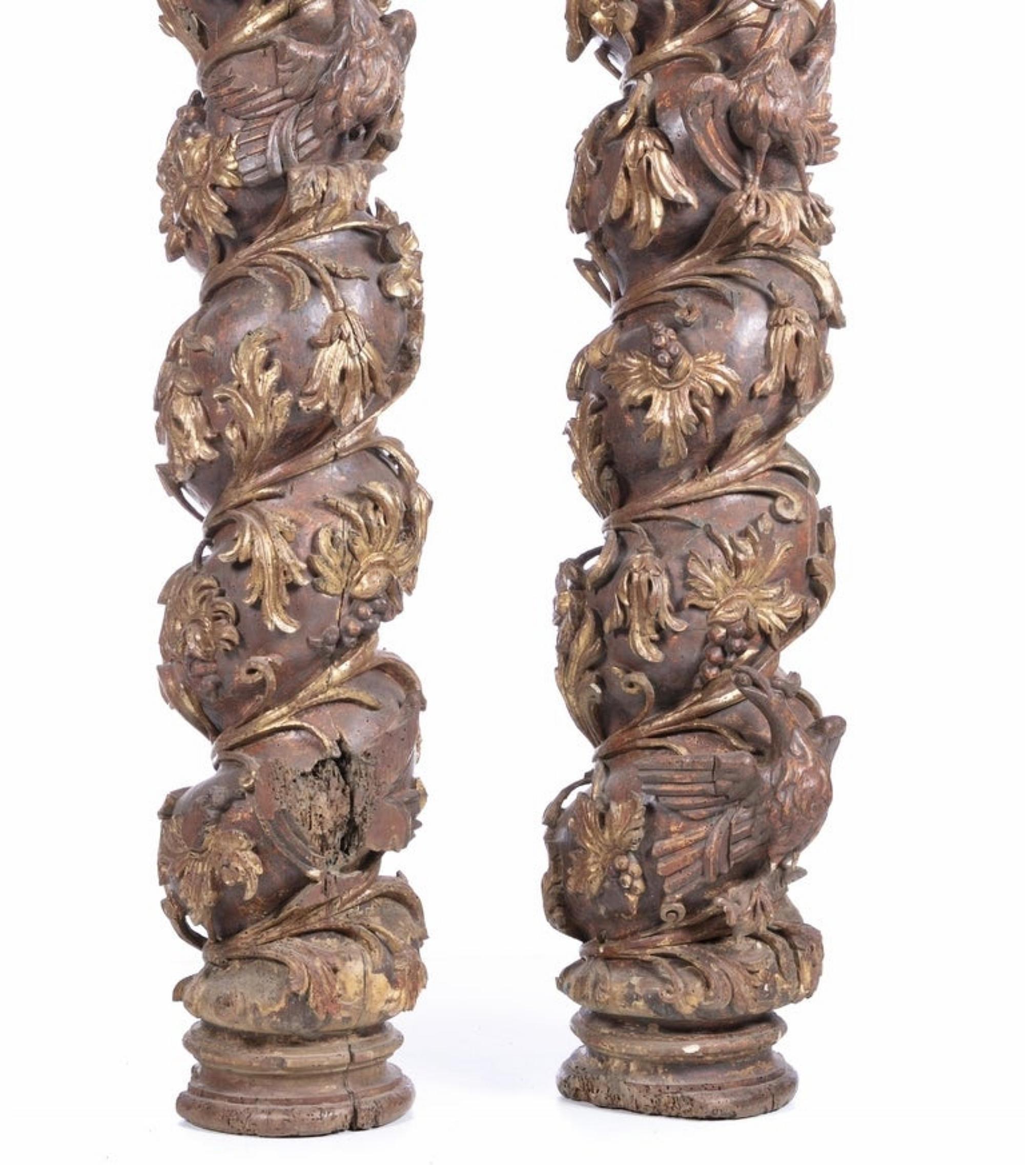 Pair of Spanish spiral columns
of the 17th century
in carved and gilded wood, decorated with plant elements, vines, bunches of grapes and birds.
Small flaws in polychrome
Dimension. Height: 220 cm.