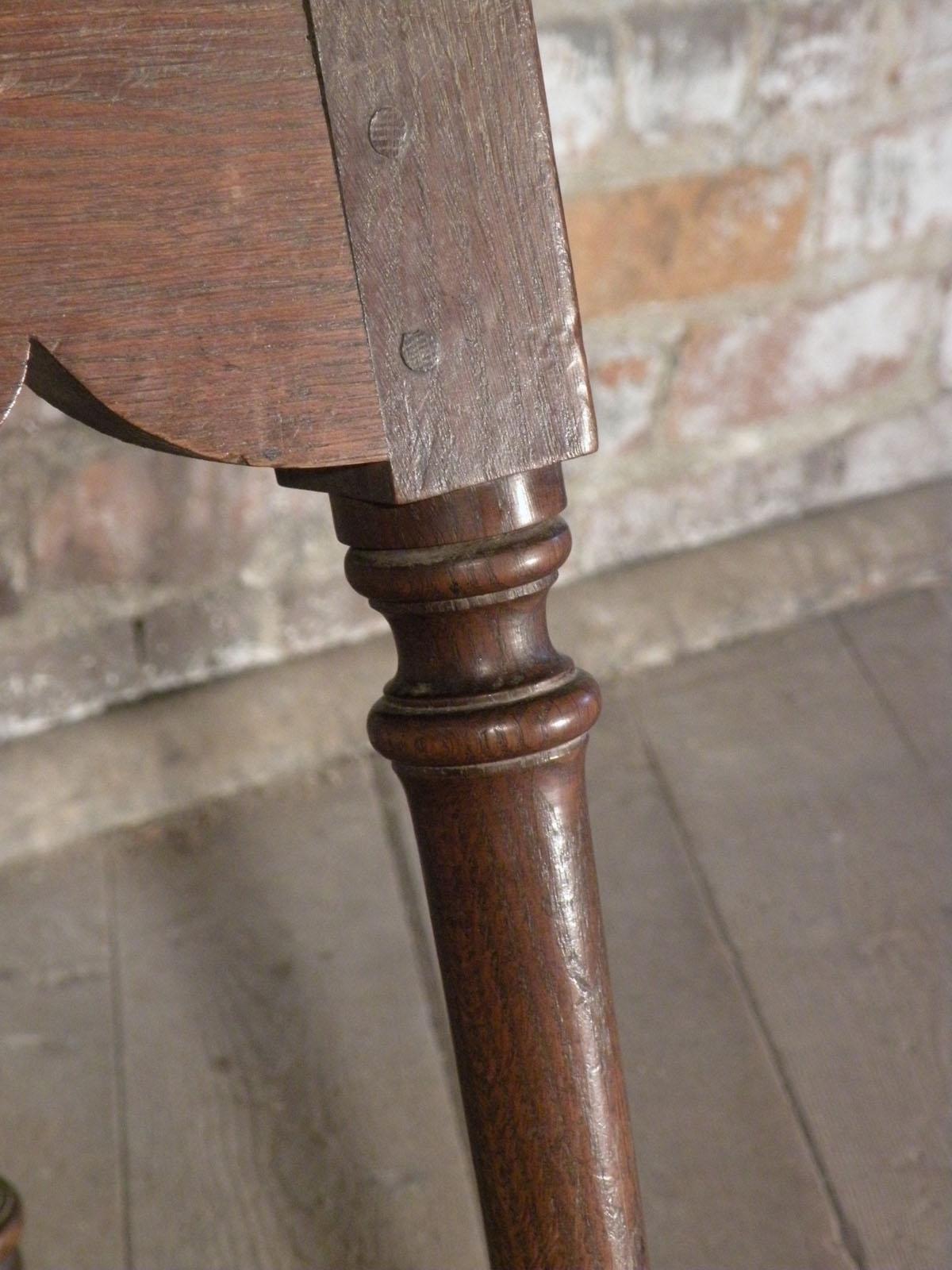 XVII secolo Coppia di sgabelli quadrati imbottiti spagnoli in rovere barocco in vendita