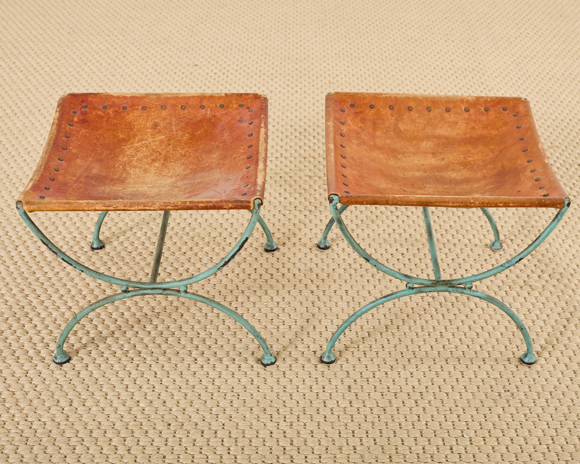 Mid-Century Modern Paire de tabourets Curule en fer et cuir de style espagnol en vente