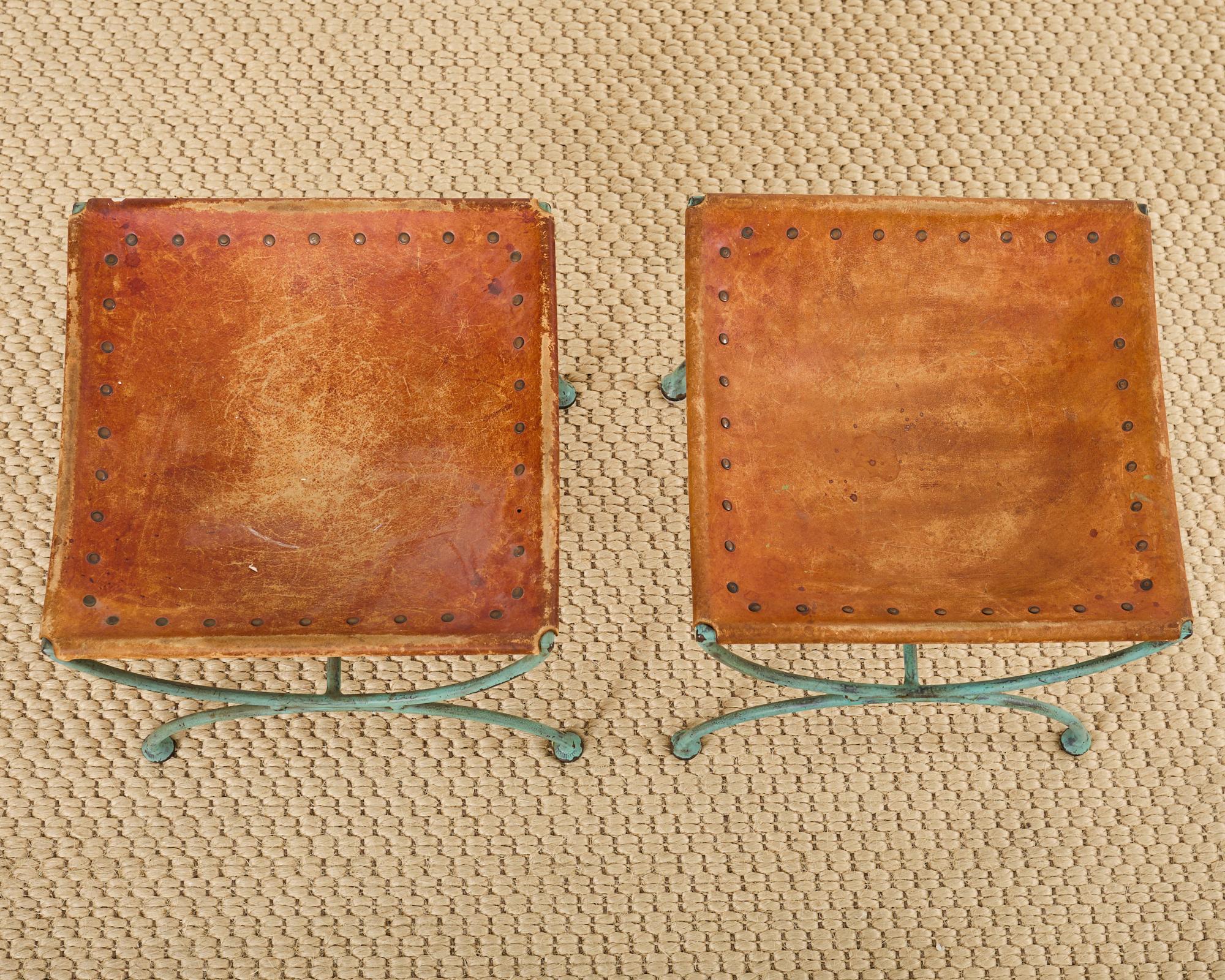 Américain Paire de tabourets Curule en fer et cuir de style espagnol en vente