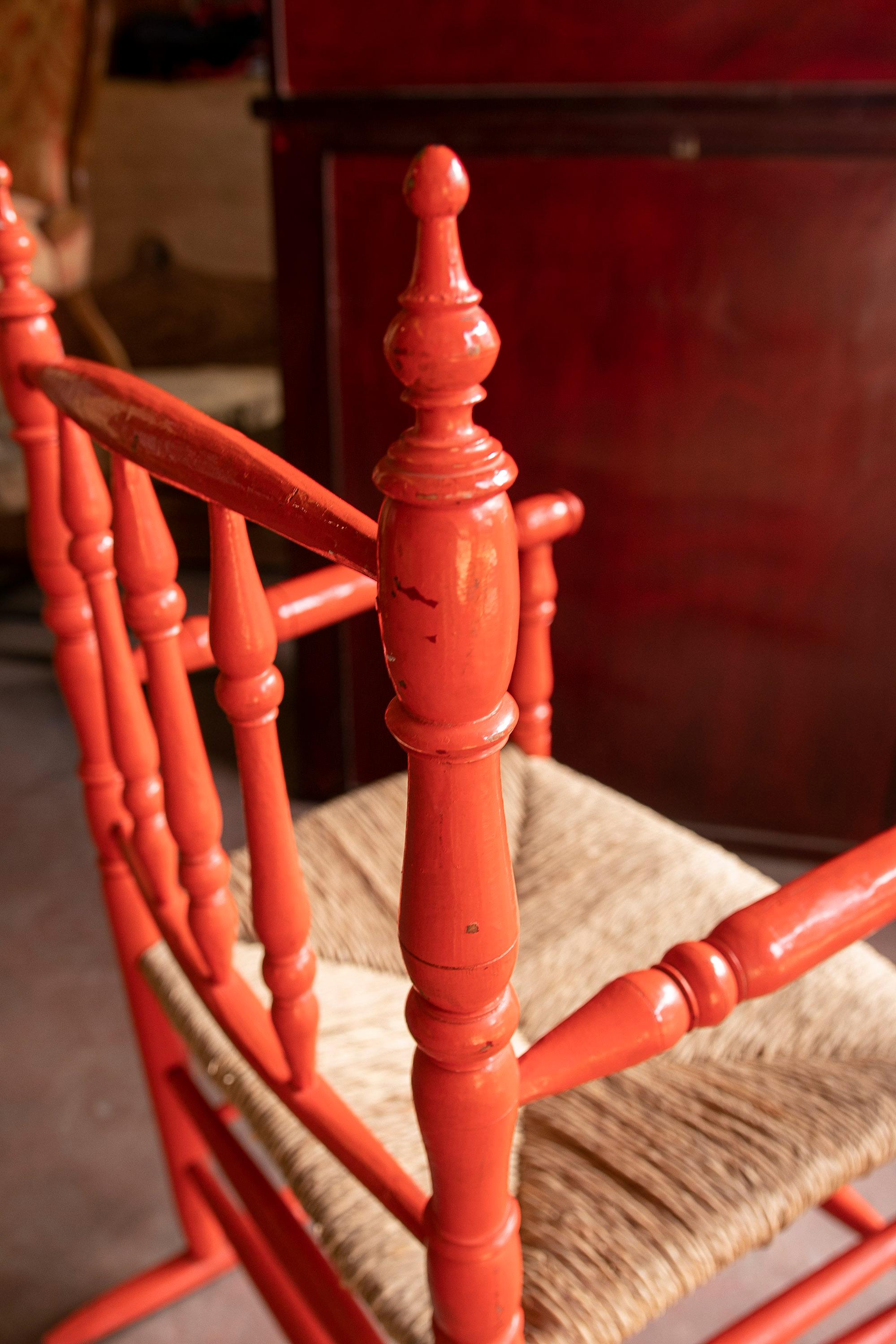 Paire d'Espagne  Fauteuils à bascule de style bois avec pinceau et peints en rouge en vente 11