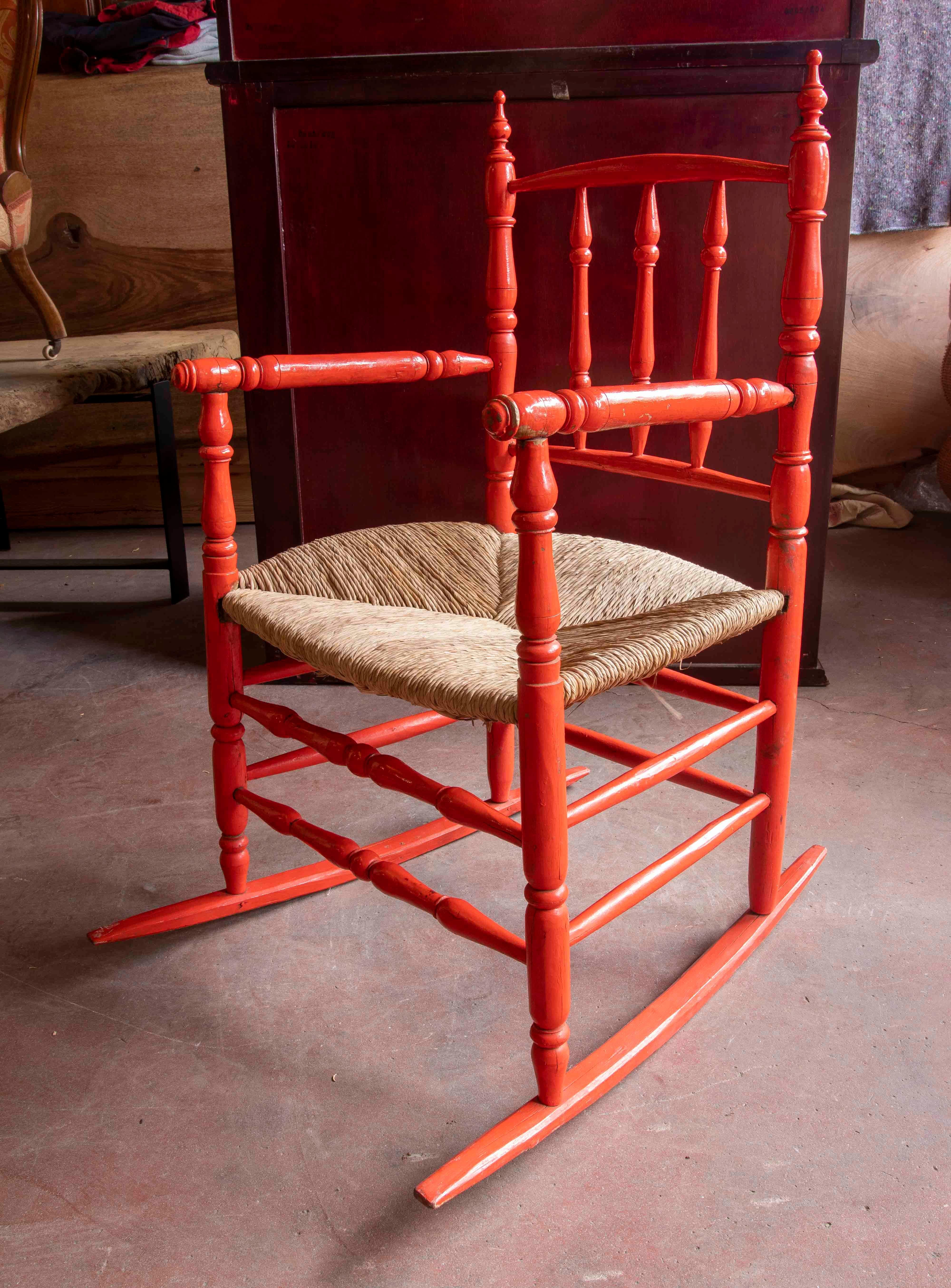 Spanish Pair of  style wooden rocking chairs with Bulrush and Painted in Red In Good Condition For Sale In Marbella, ES