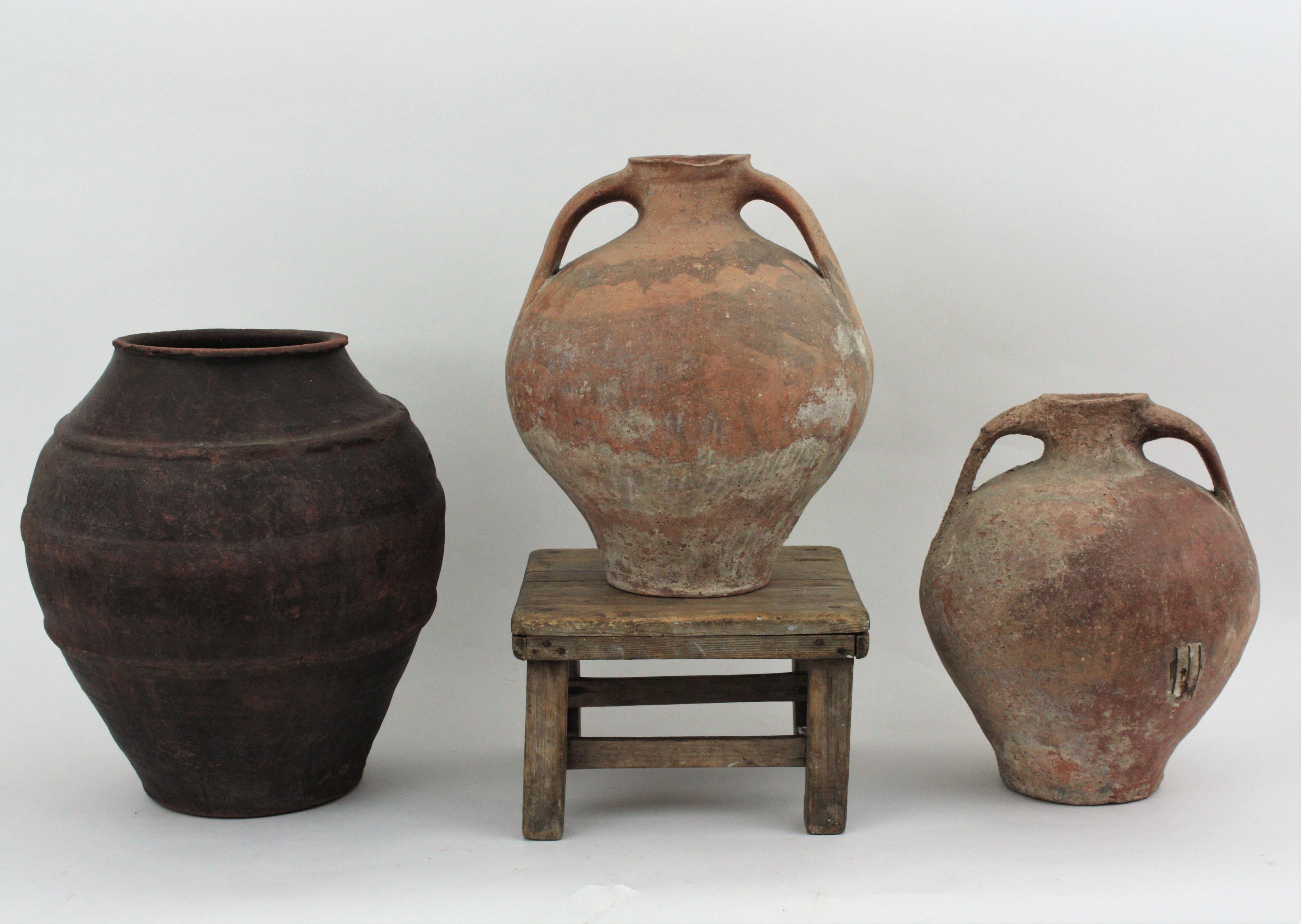 XX secolo Coppia di vasi per l'acqua in terracotta spagnoli in vendita