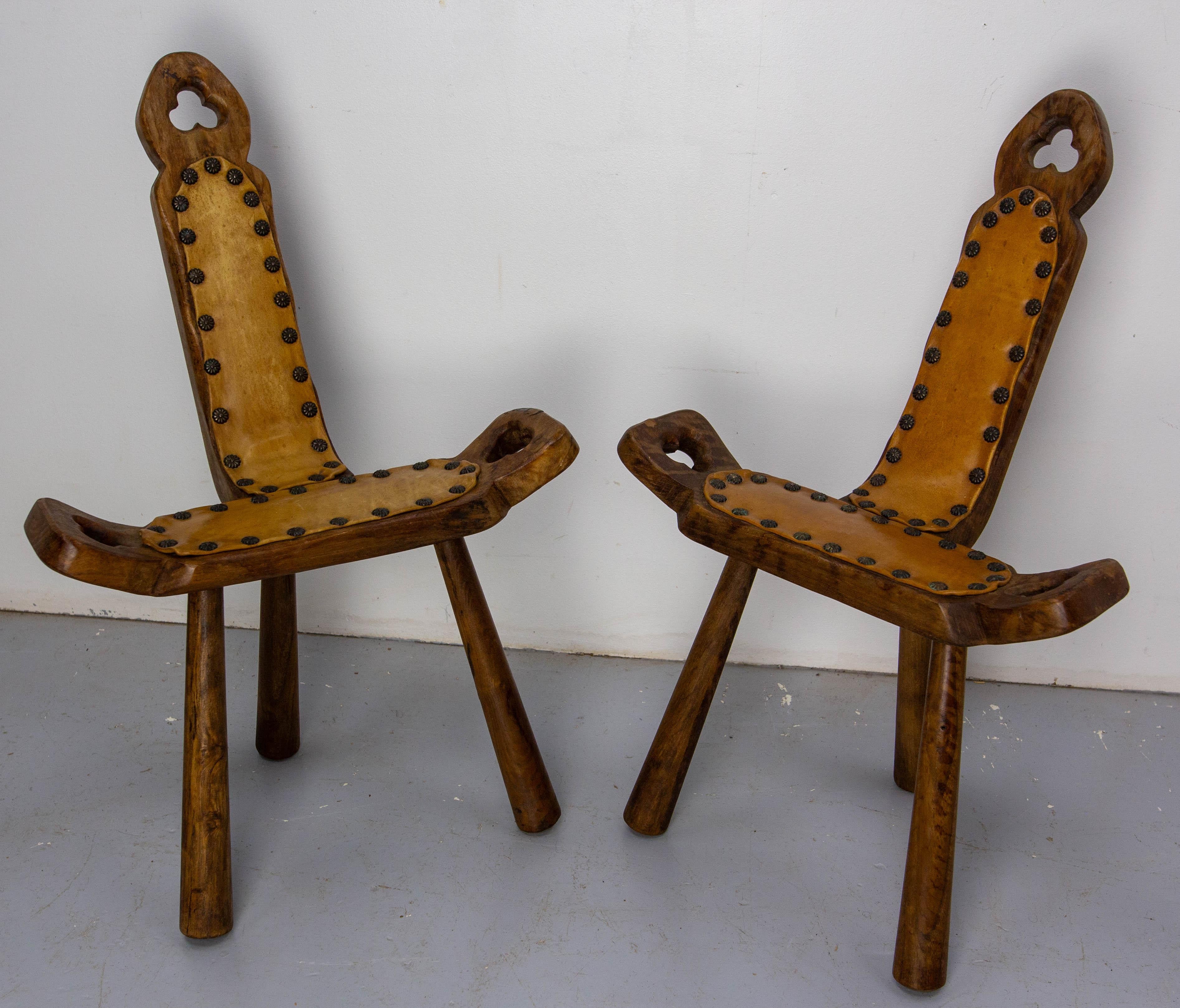 Paire de chaises tripodes espagnoles à trois pieds en peuplier et cuir du milieu du siècle dernier en vente 4