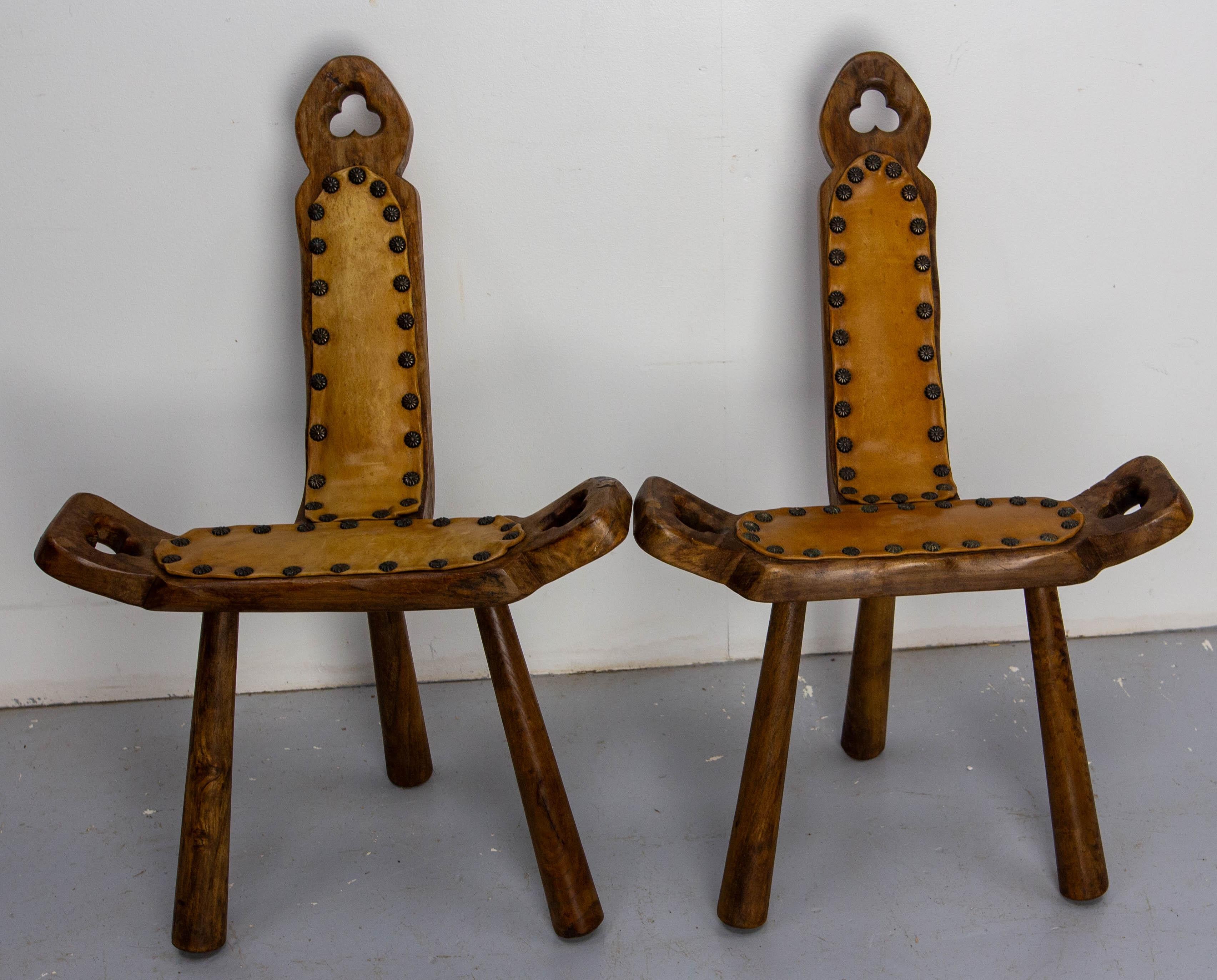 Paire de chaises à trois pieds en bois et cuir, Espagne
Le cuir et la sellerie ont été refaits des années auparavant
Très bon état, sain et solide.

Expédition :
1 paquet : 85/53/52 cm 8 kg.
