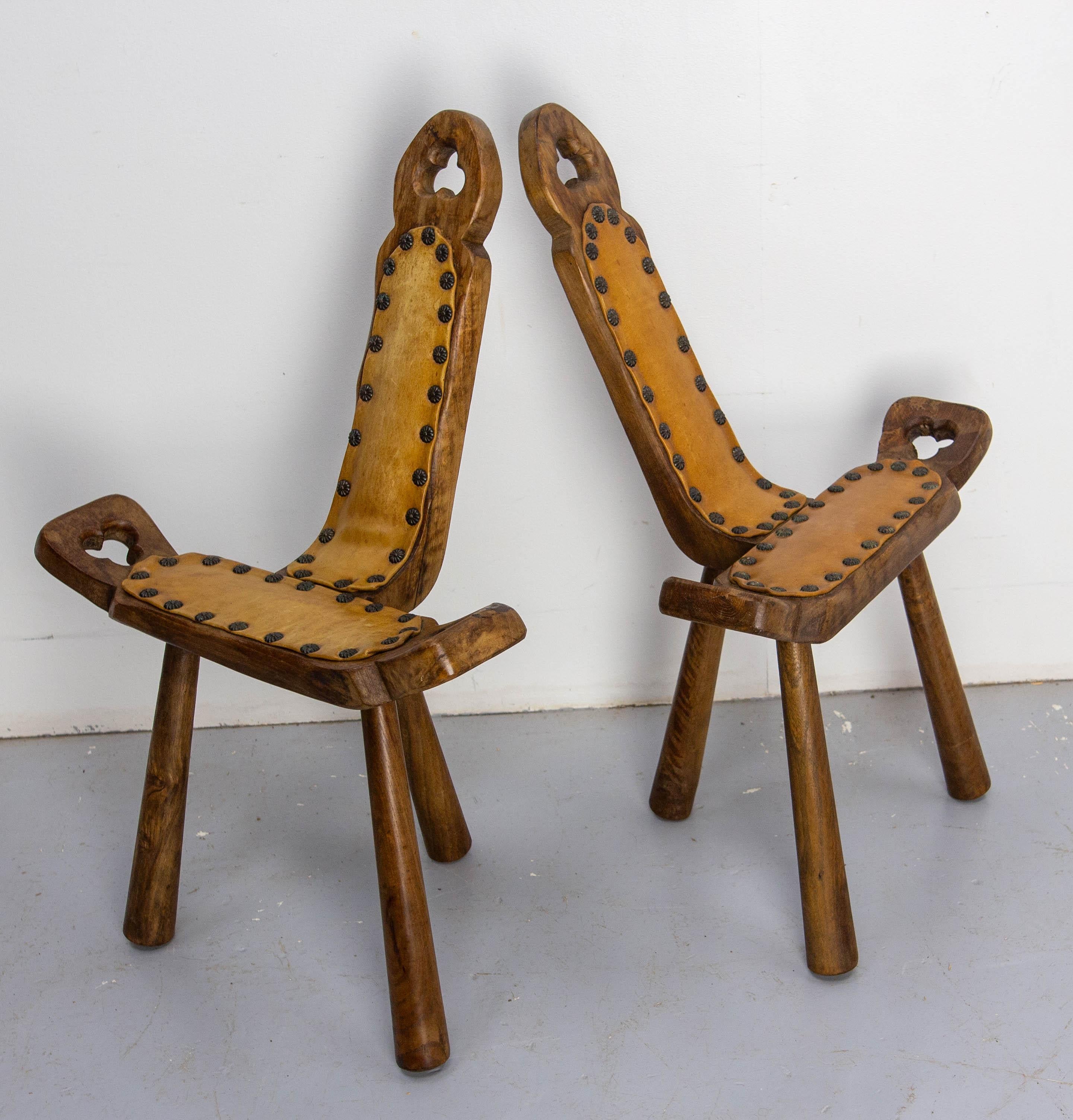 Mid-Century Modern Paire de chaises tripodes espagnoles à trois pieds en peuplier et cuir du milieu du siècle dernier en vente