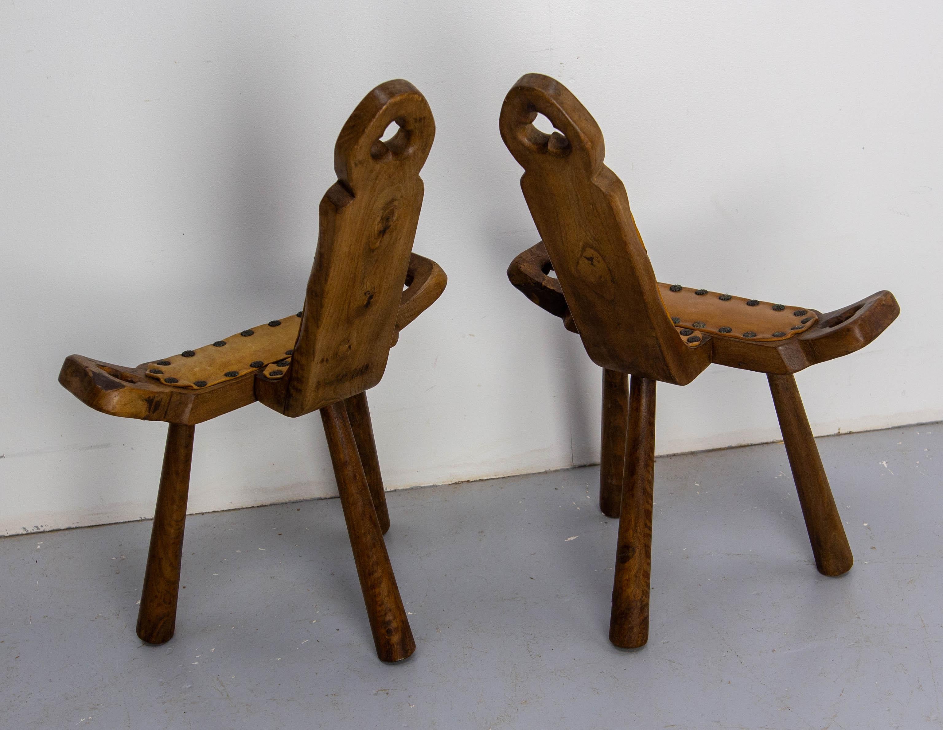 Paire de chaises tripodes espagnoles à trois pieds en peuplier et cuir du milieu du siècle dernier Bon état - En vente à Labrit, Landes