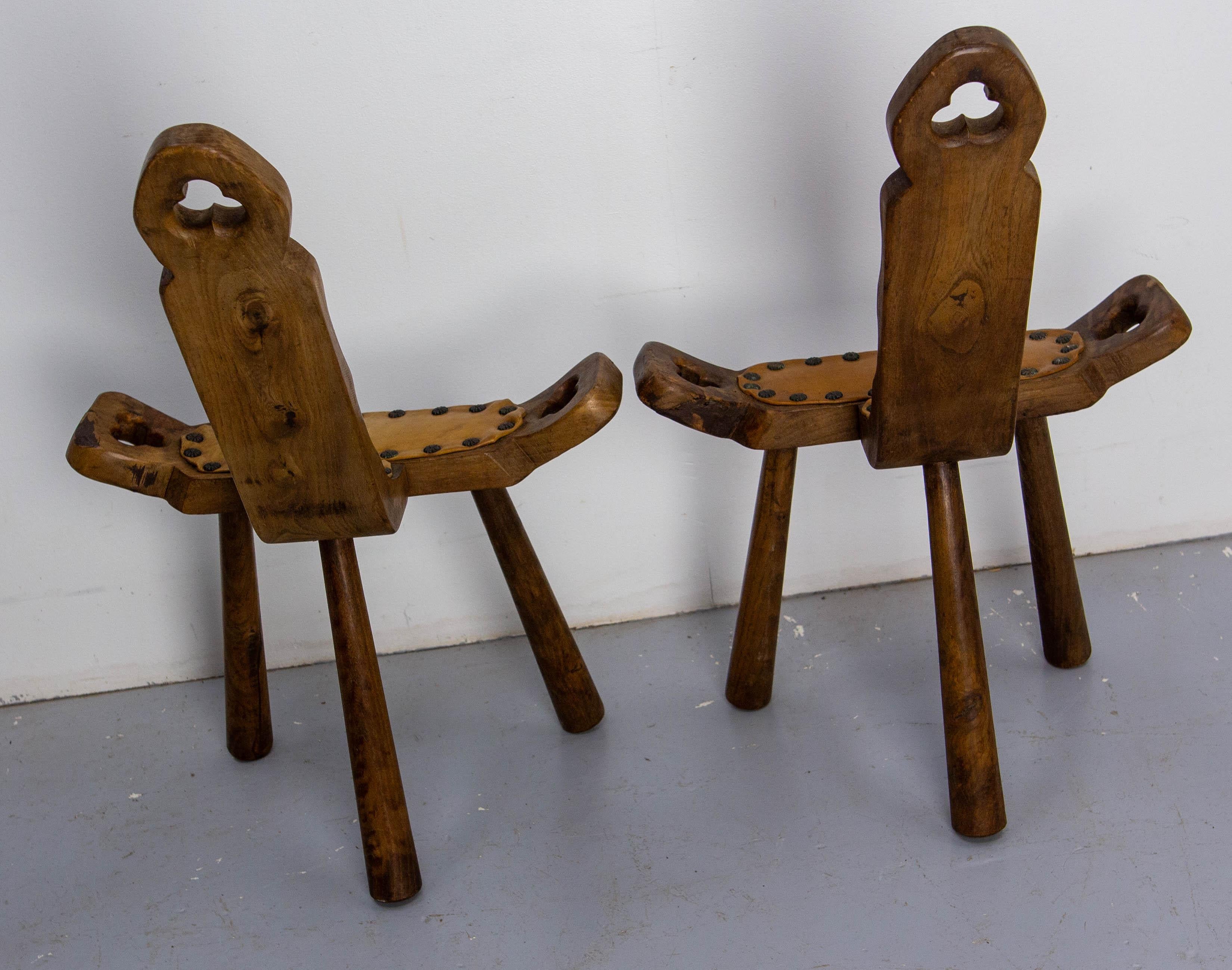 Milieu du XXe siècle Paire de chaises tripodes espagnoles à trois pieds en peuplier et cuir du milieu du siècle dernier en vente