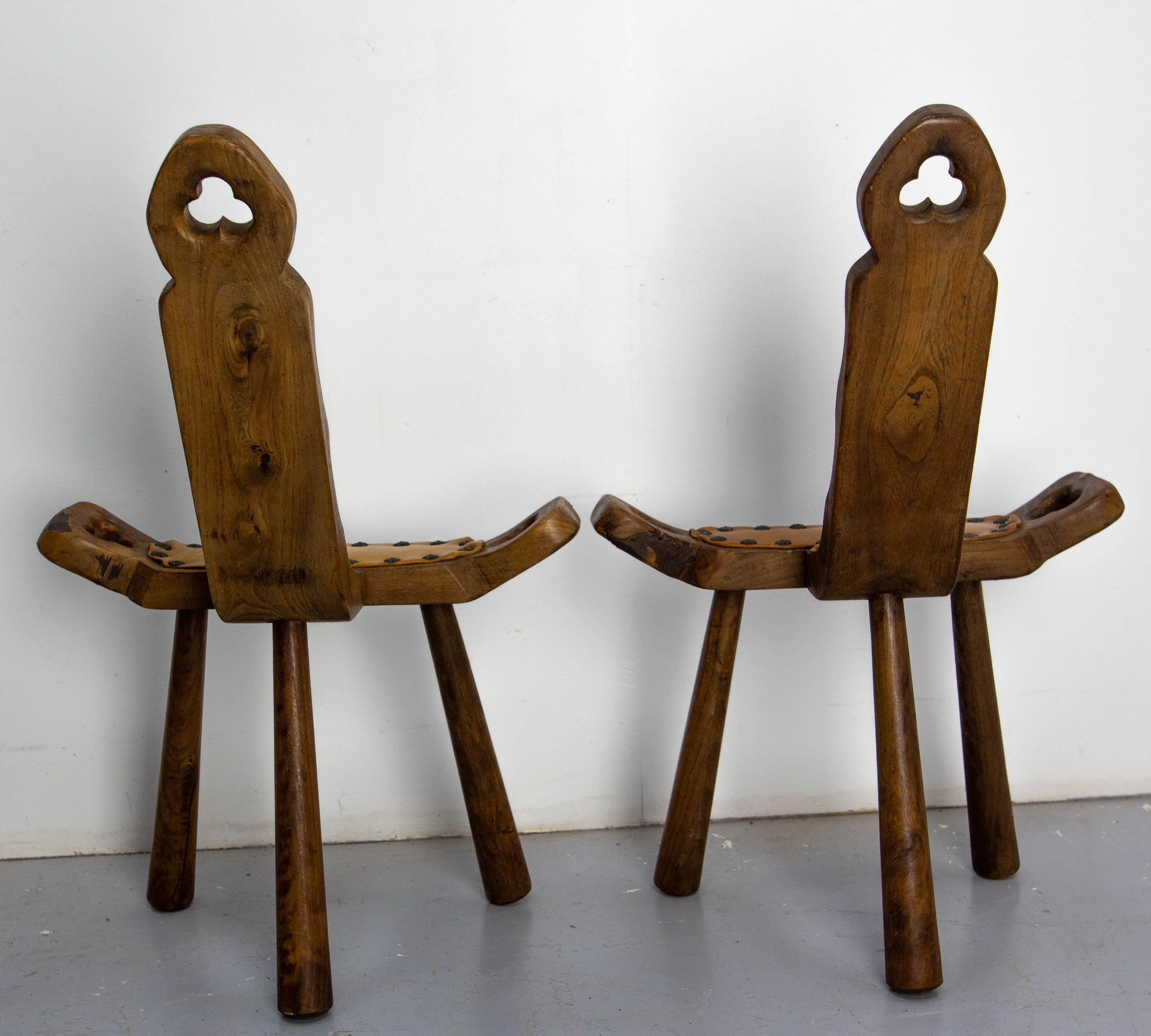 Cuir Paire de chaises tripodes espagnoles à trois pieds en peuplier et cuir du milieu du siècle dernier en vente