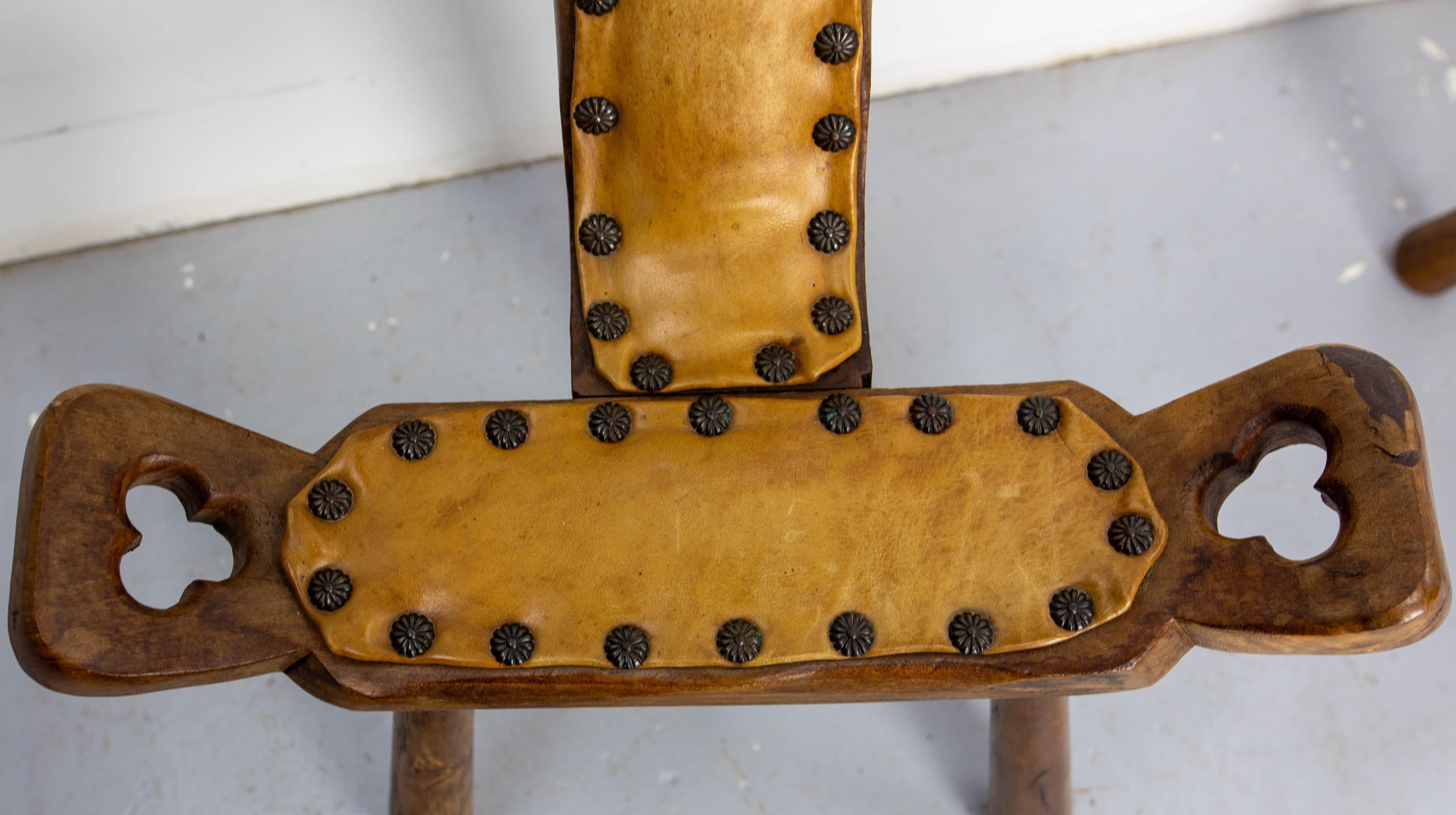 Paire de chaises tripodes espagnoles à trois pieds en peuplier et cuir du milieu du siècle dernier en vente 1