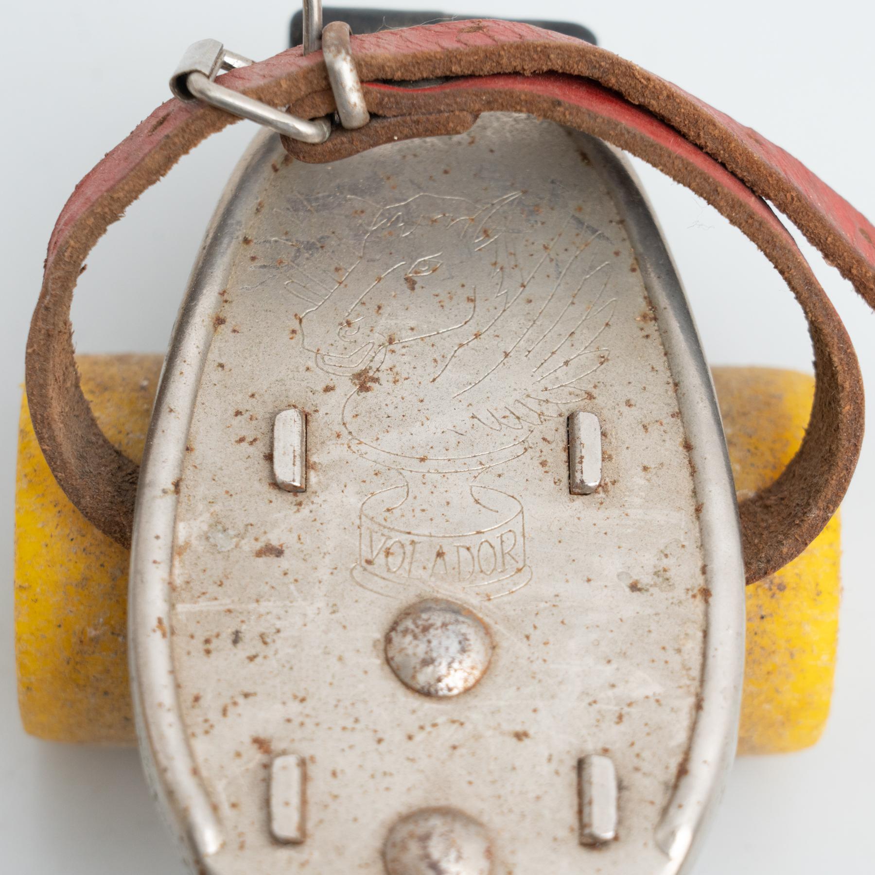 Pair of Spanish Vintage Volador Metal Roller Skates, circa 1970 In Good Condition For Sale In Barcelona, Barcelona