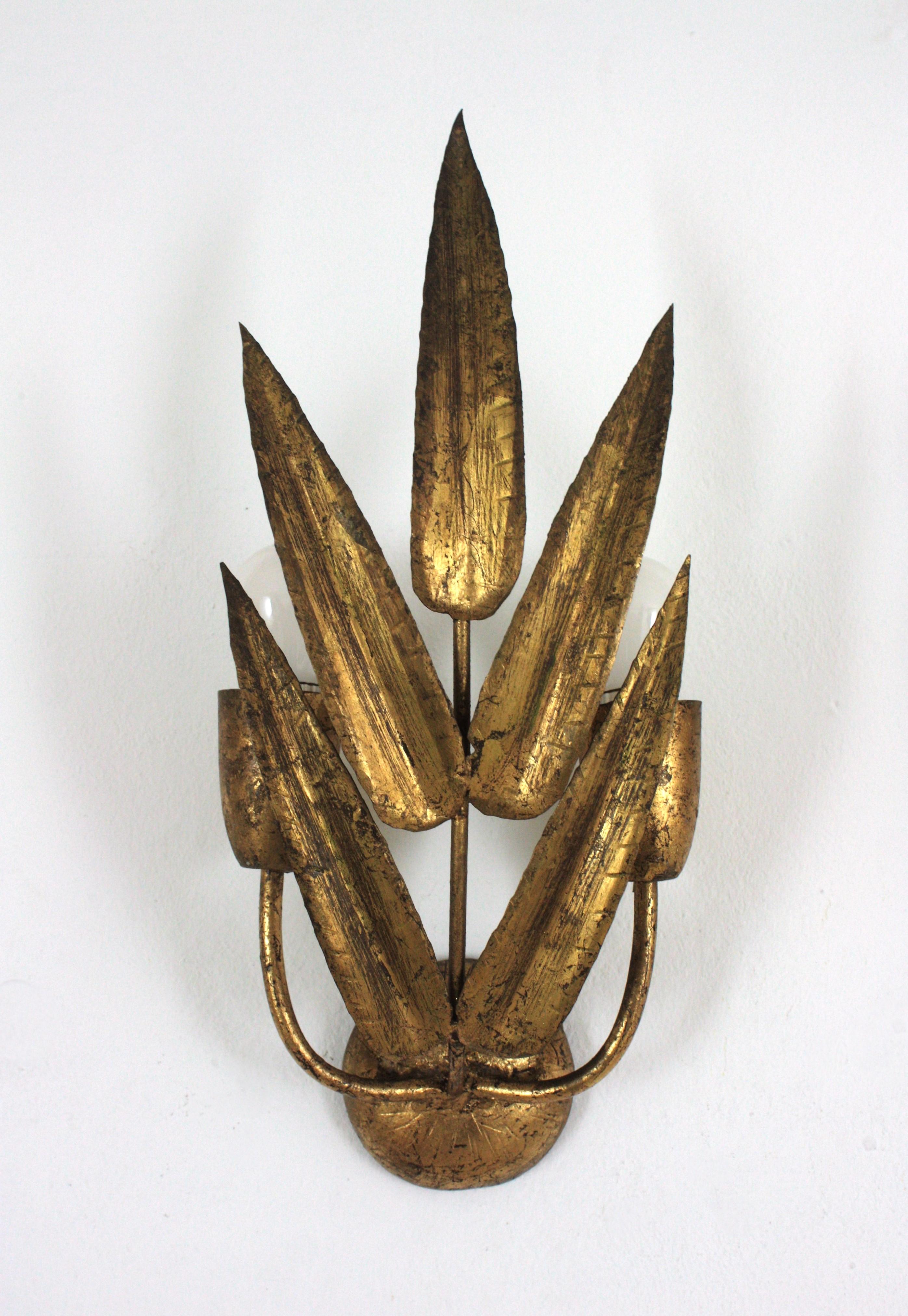 Pareja de Apliques Españoles con Diseño de Follaje, Hierro Dorado Metal en venta