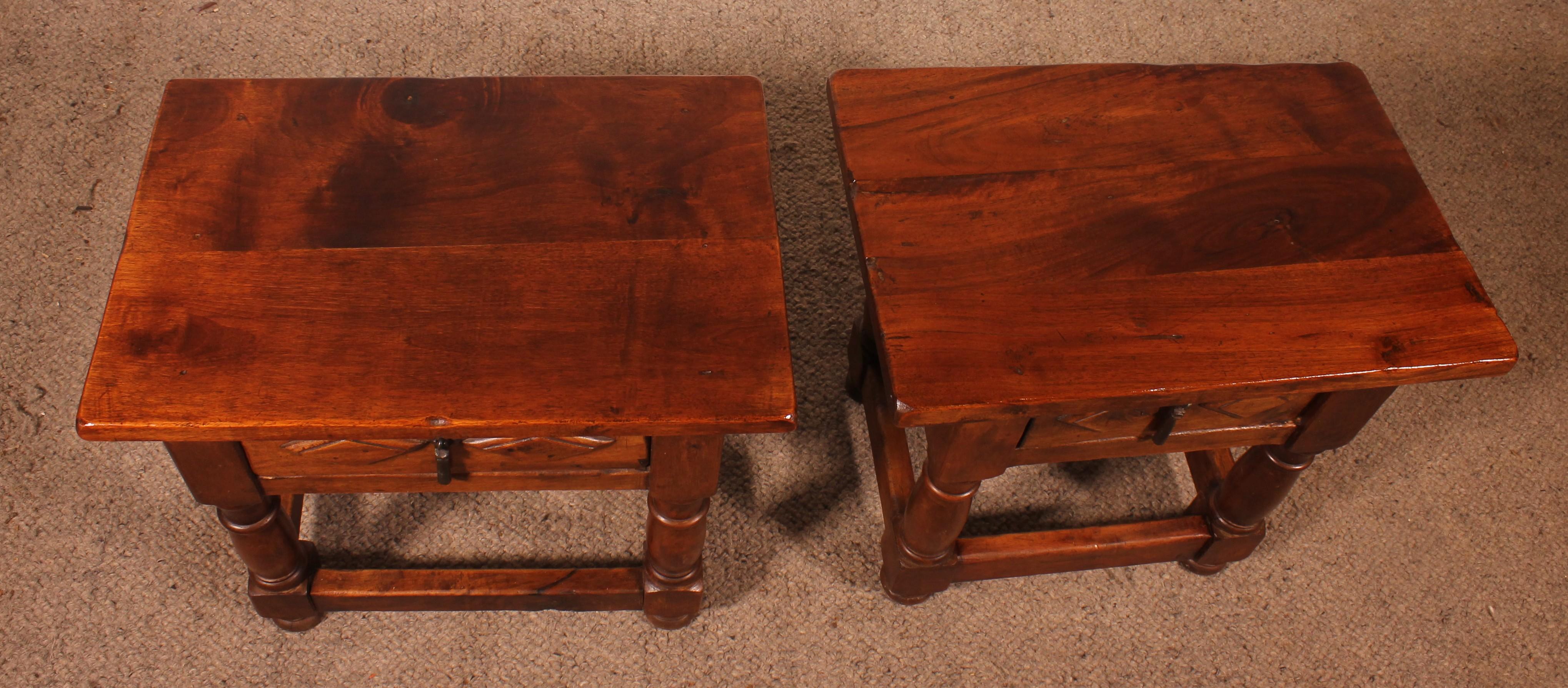 Paire de tables de chevet en noyer espagnol en vente 3