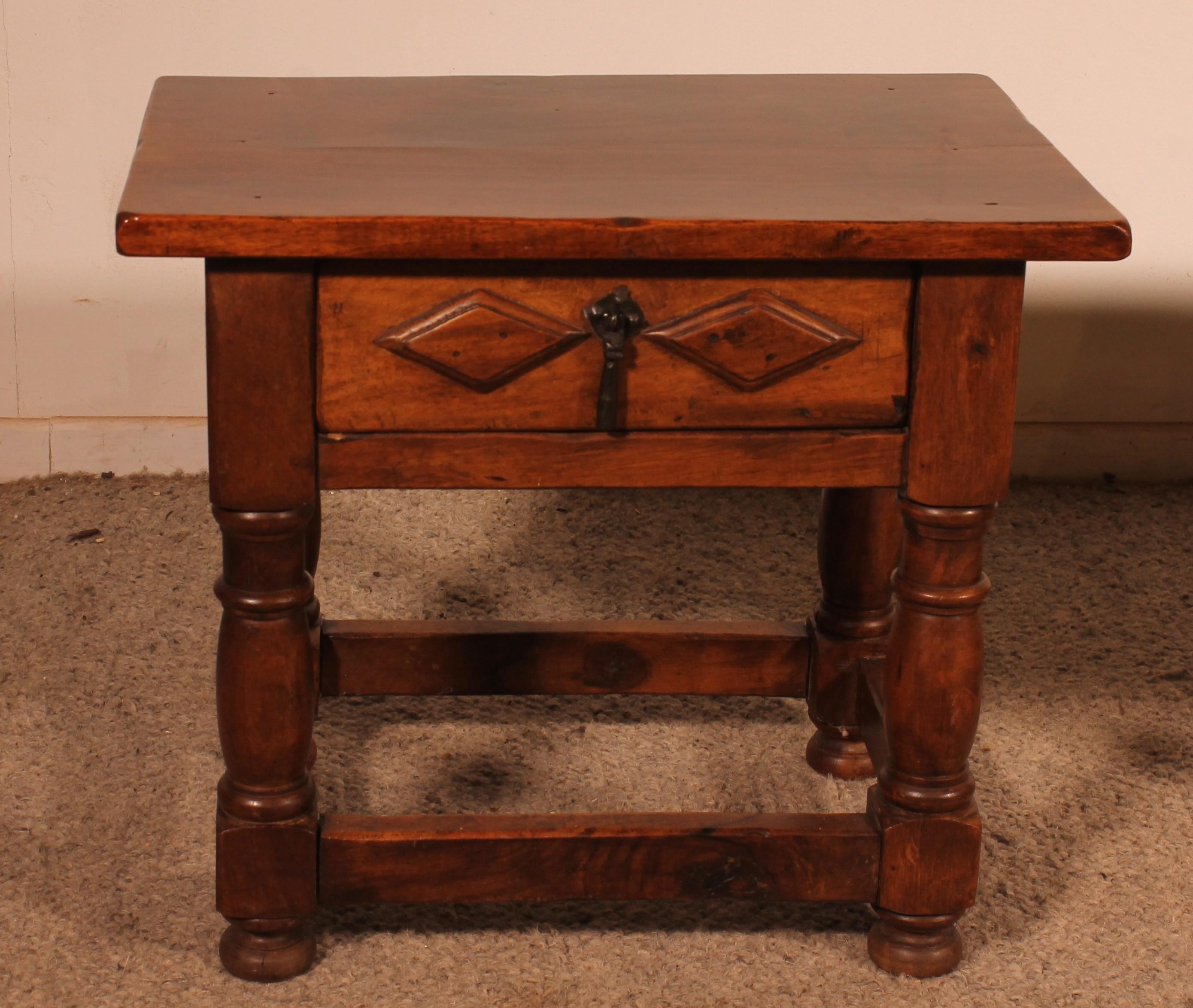 Paire de tables de chevet espagnoles en noyer de style Louis XIII
Très belle paire rare avec une superbe patine en noyer moyen.
Il y a un tiroir dans la ceinture.
Très beau tournage et sommet avec une belle flamme.

En magnifique état et de très