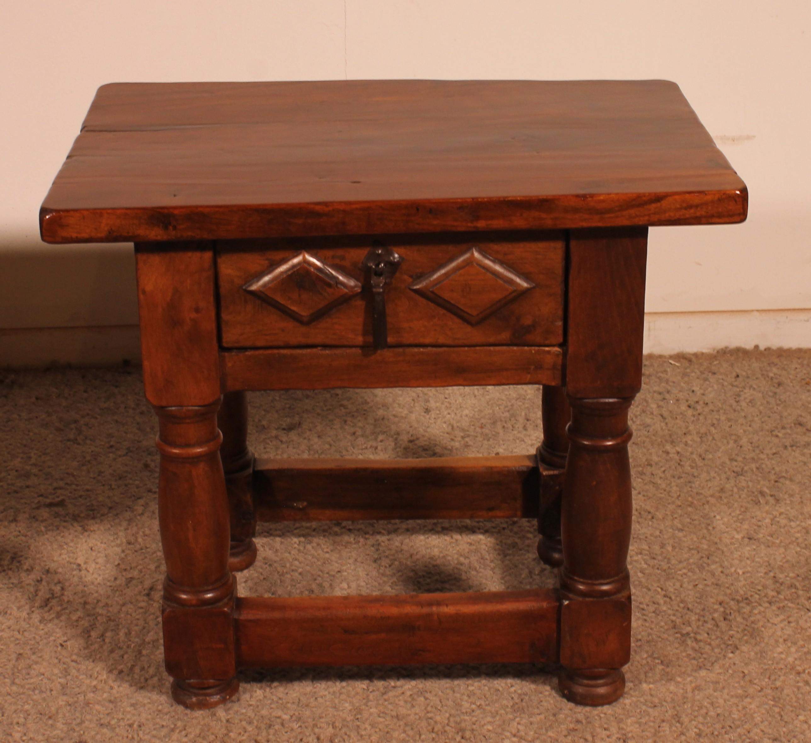 Renaissance Paire de tables de chevet en noyer espagnol en vente