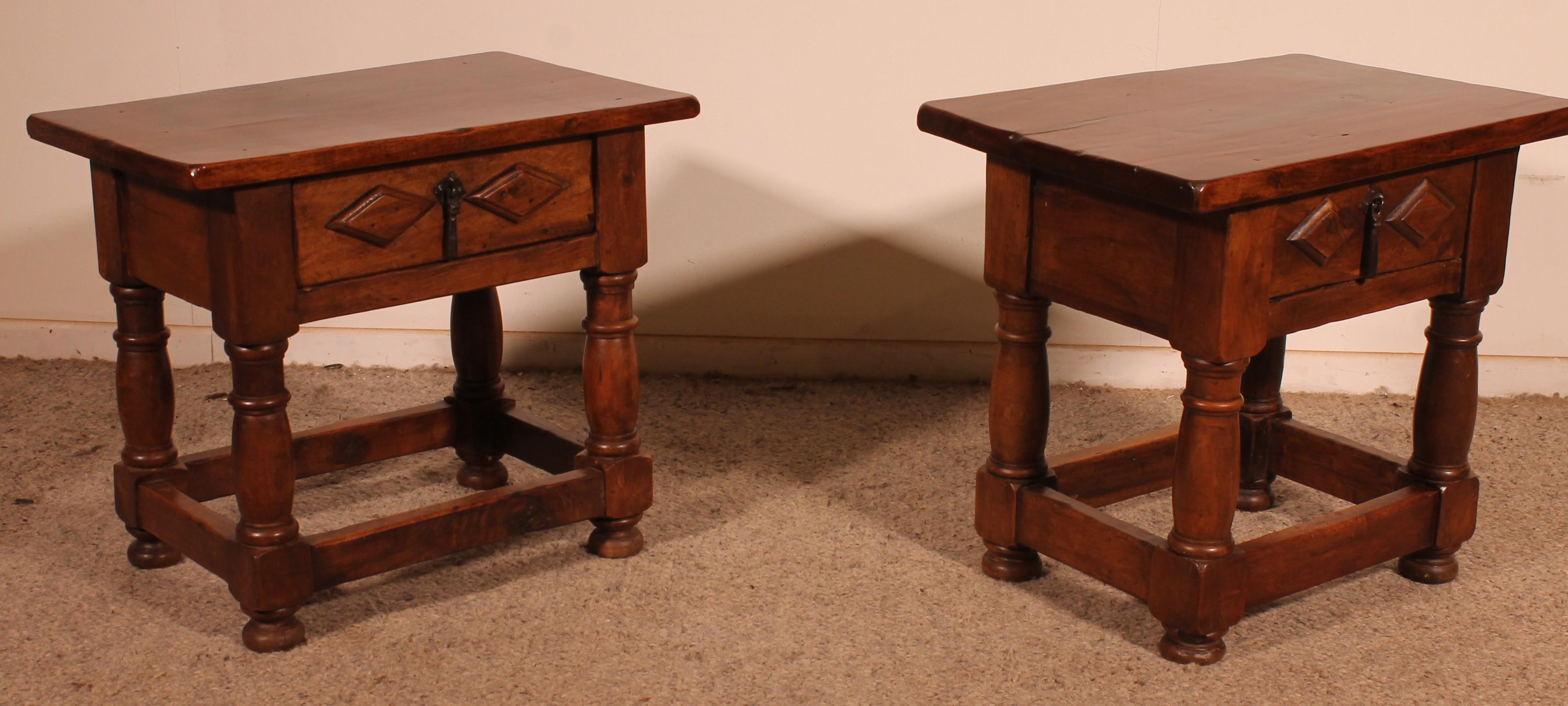 Espagnol Paire de tables de chevet en noyer espagnol en vente