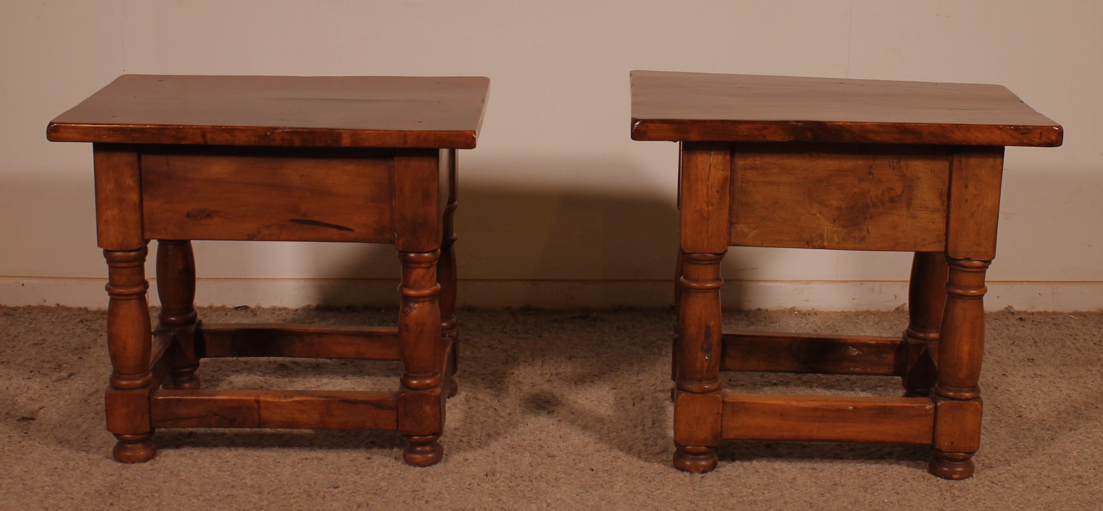 20ième siècle Paire de tables de chevet en noyer espagnol en vente