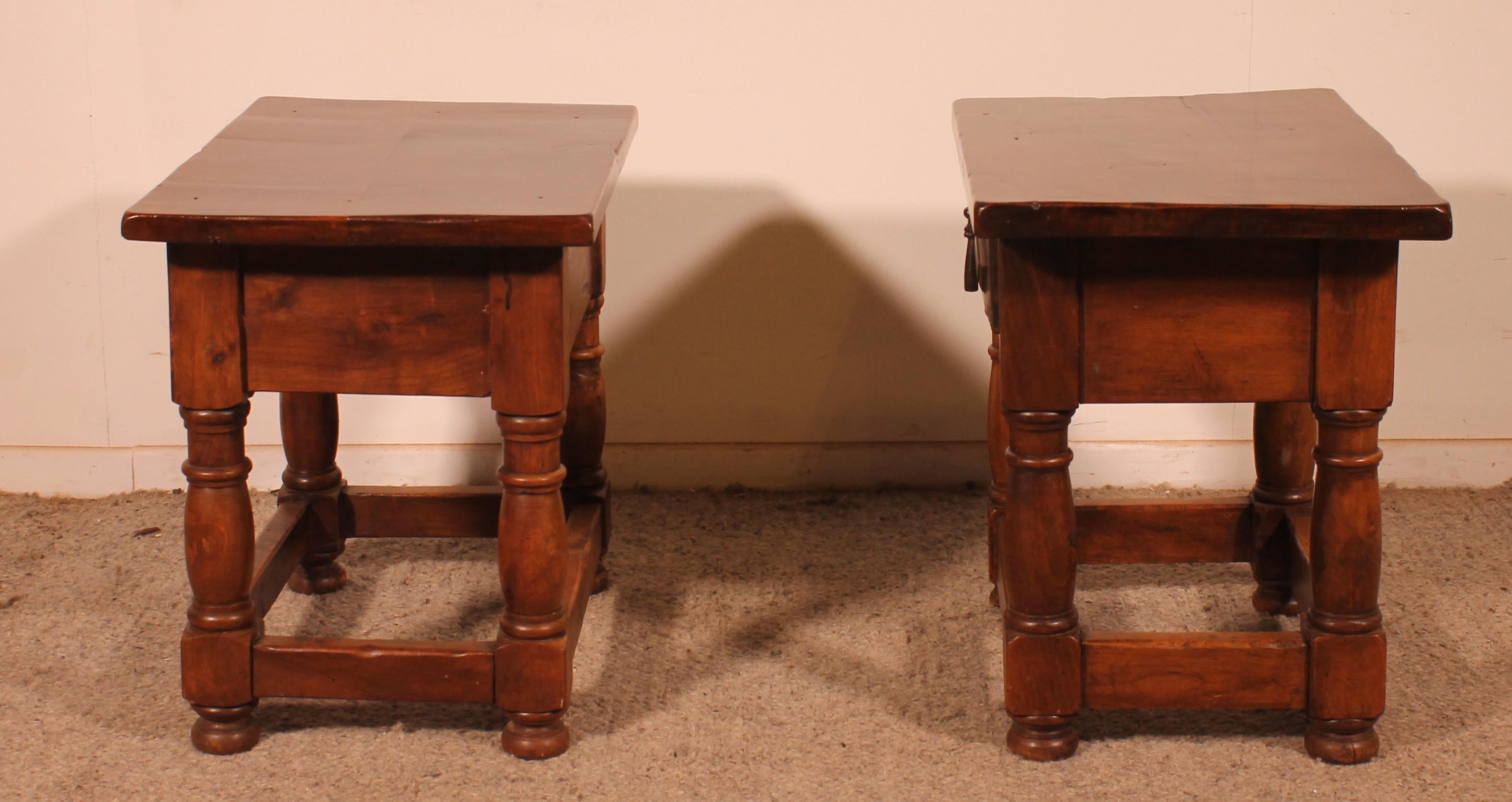 Noyer Paire de tables de chevet en noyer espagnol en vente