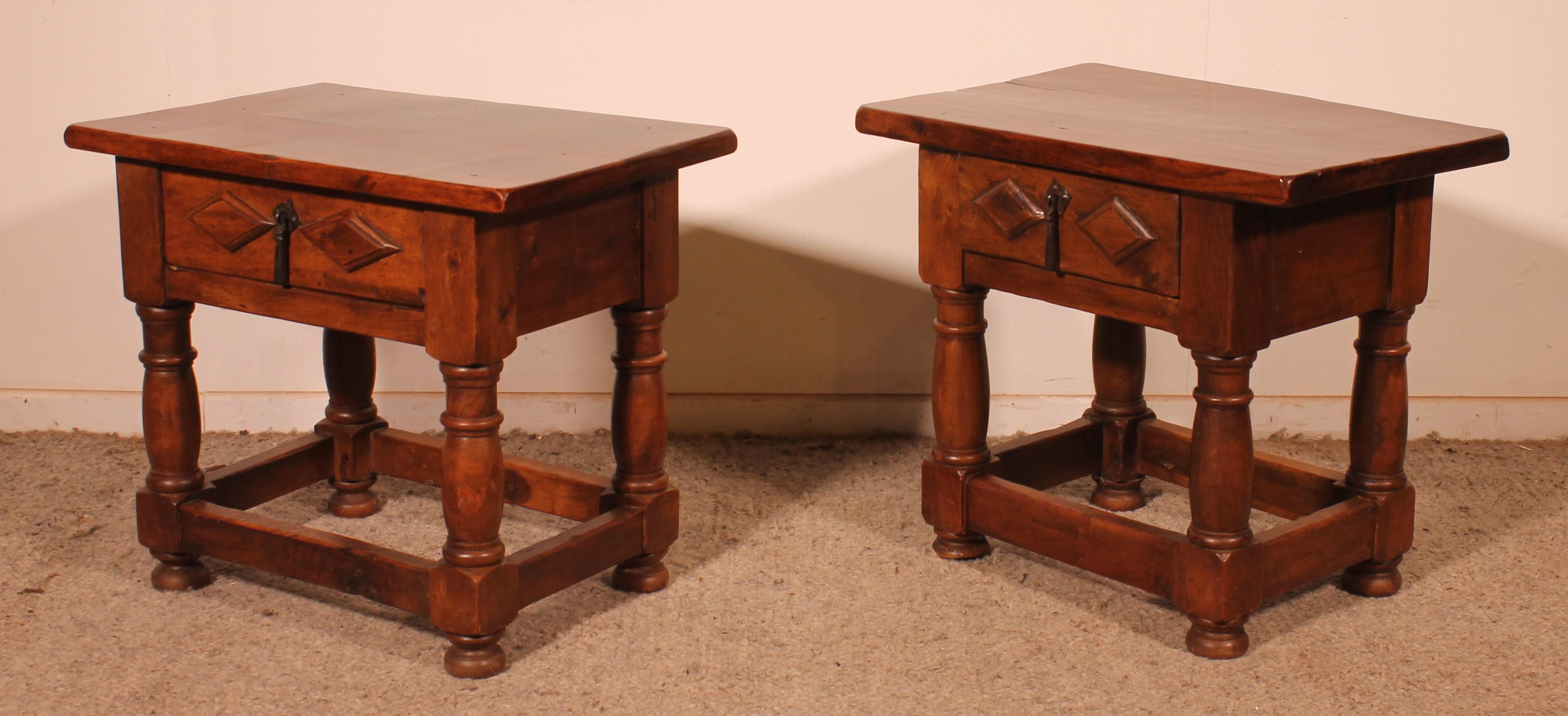 Paire de tables de chevet en noyer espagnol en vente 1