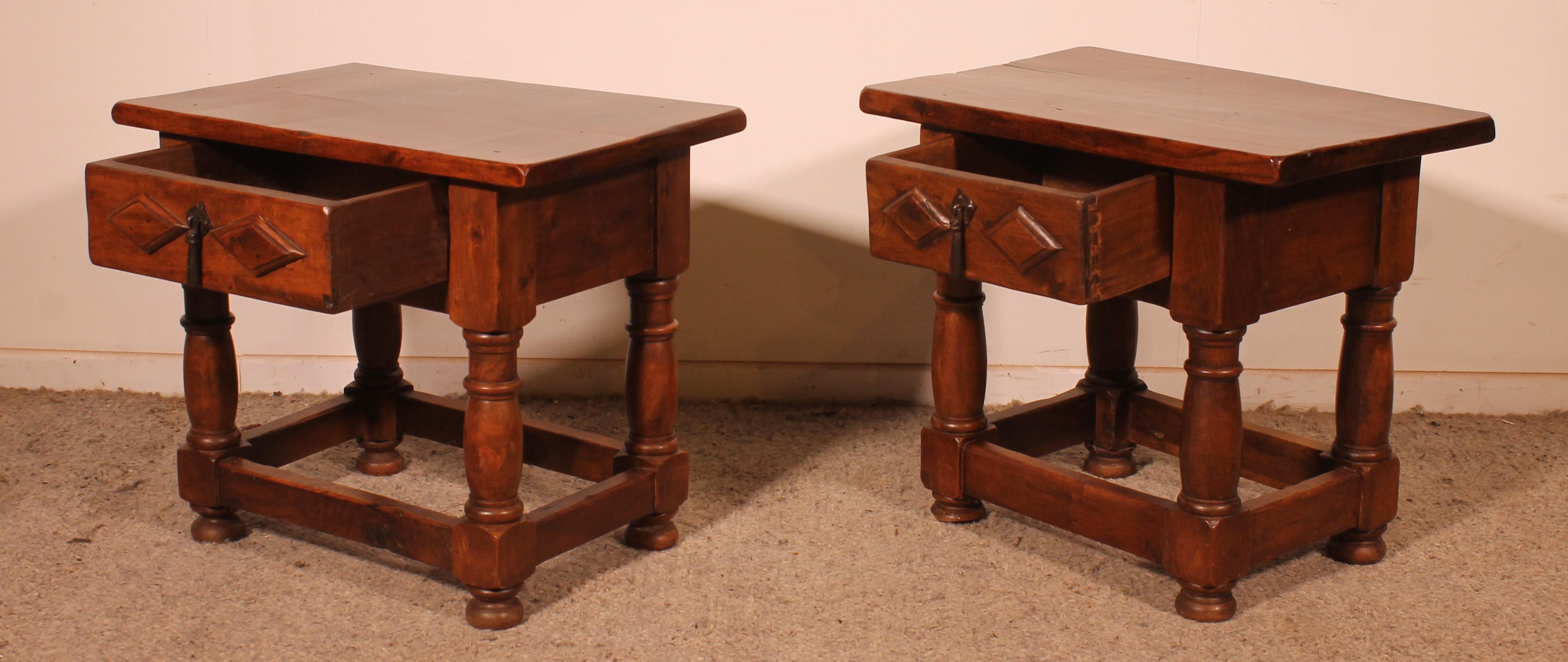 Paire de tables de chevet en noyer espagnol en vente 2