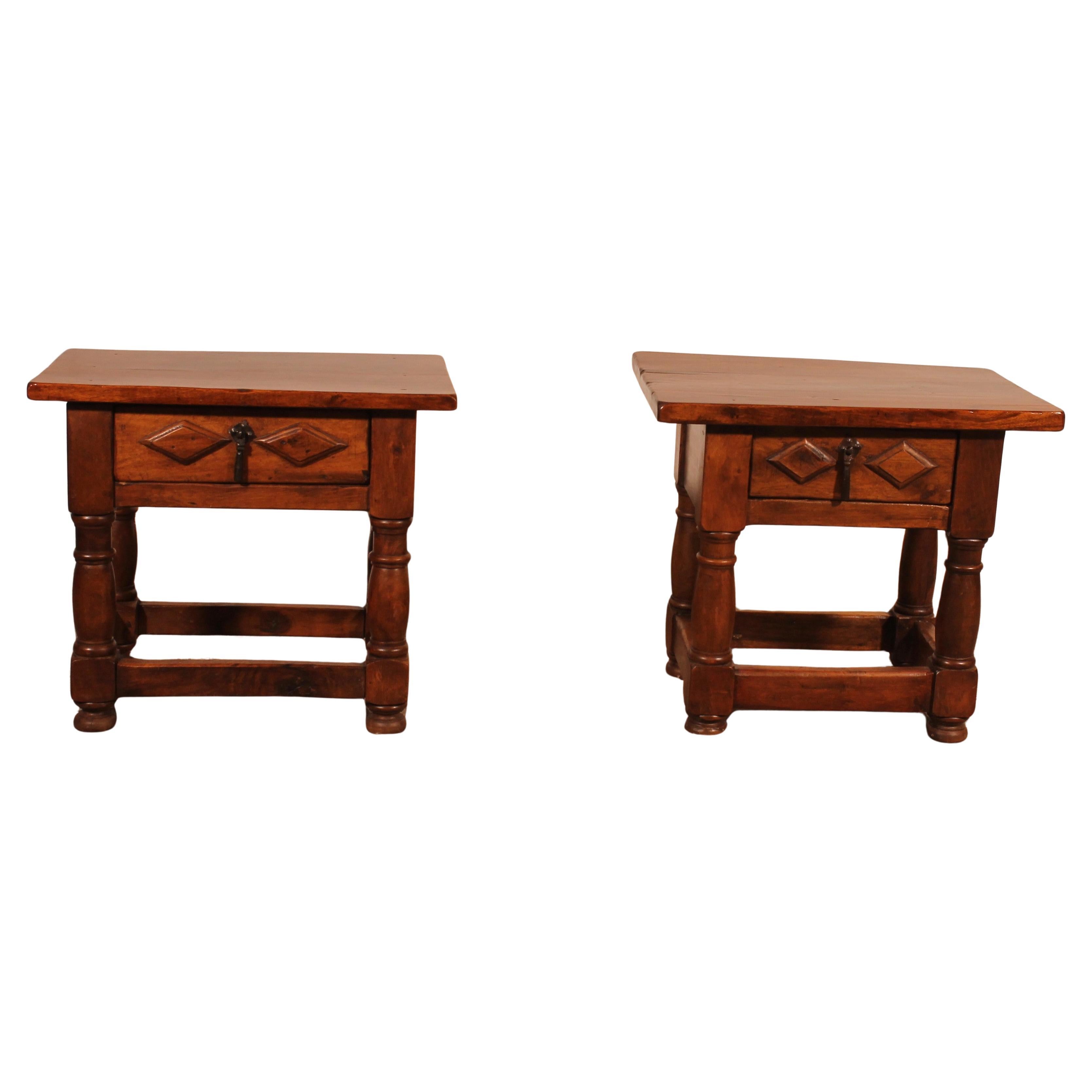 Paire de tables de chevet en noyer espagnol en vente