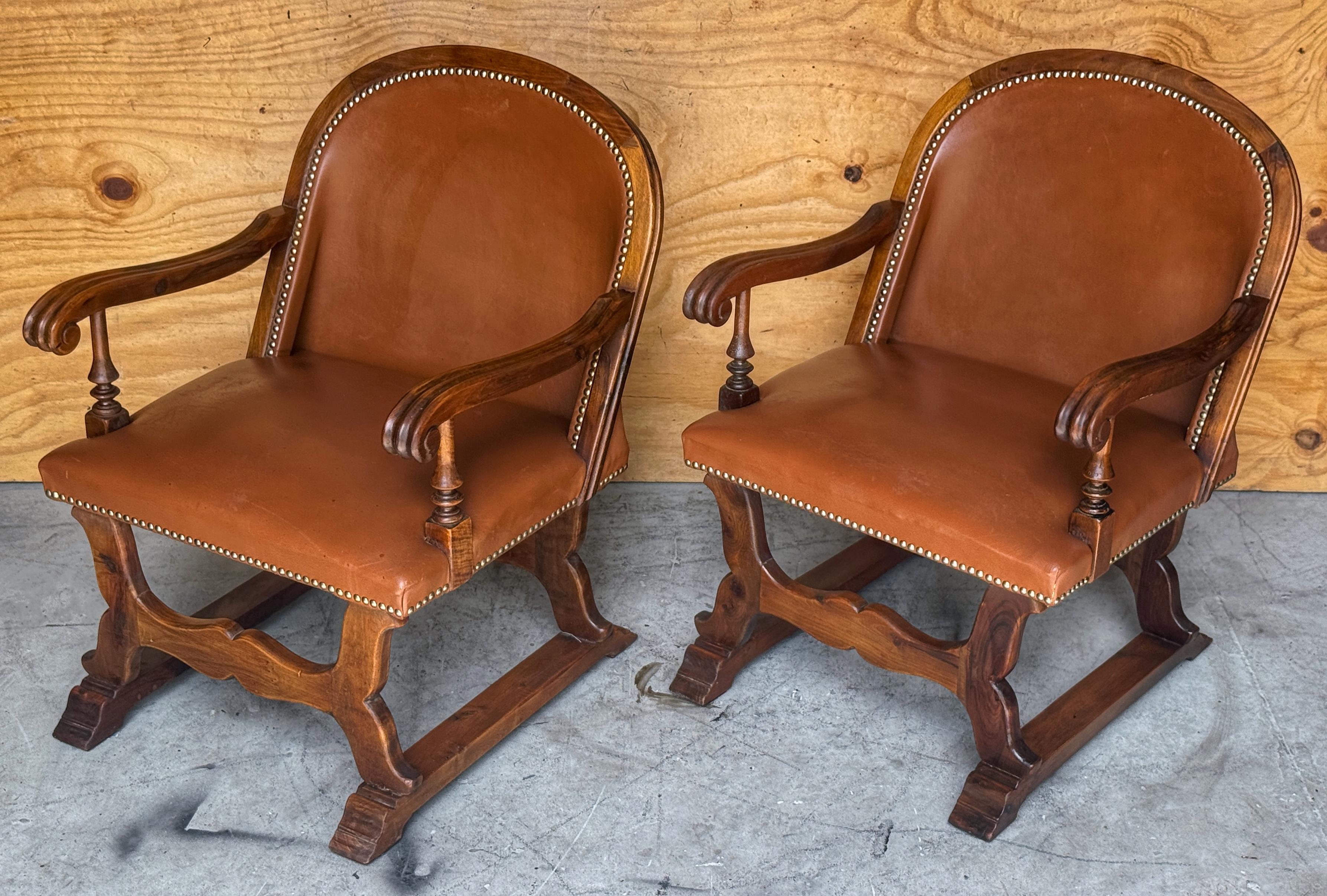 Coppia di poltrone spagnole in noce e pelle con decorazioni a chiodo, CIRCA 1920 in vendita 3