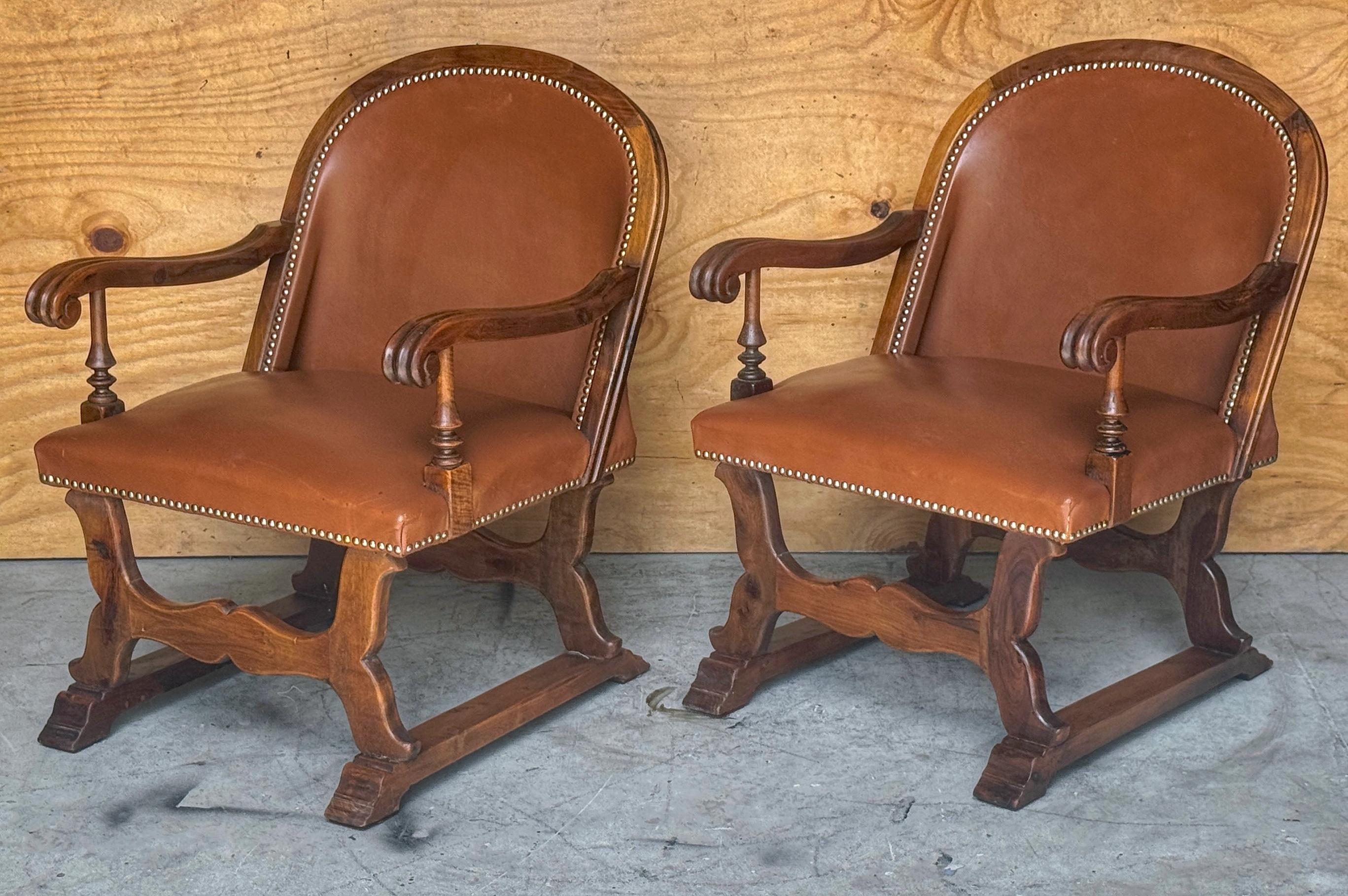Coppia di poltrone spagnole in noce e pelle con decorazioni a chiodo, CIRCA 1920 in vendita 4