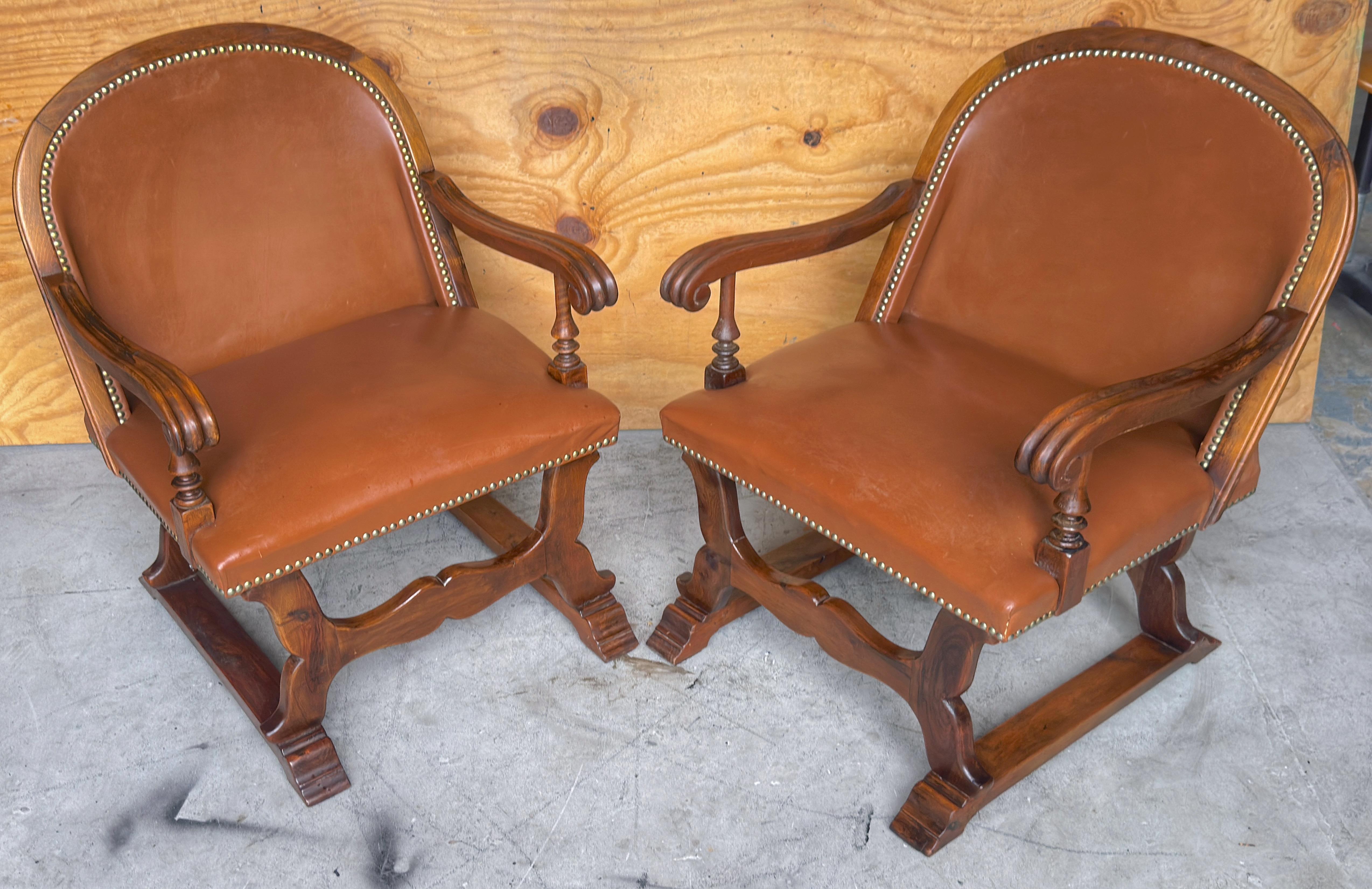 Coppia di poltrone spagnole in noce e pelle con decorazioni a chiodo, CIRCA 1920 in vendita 5