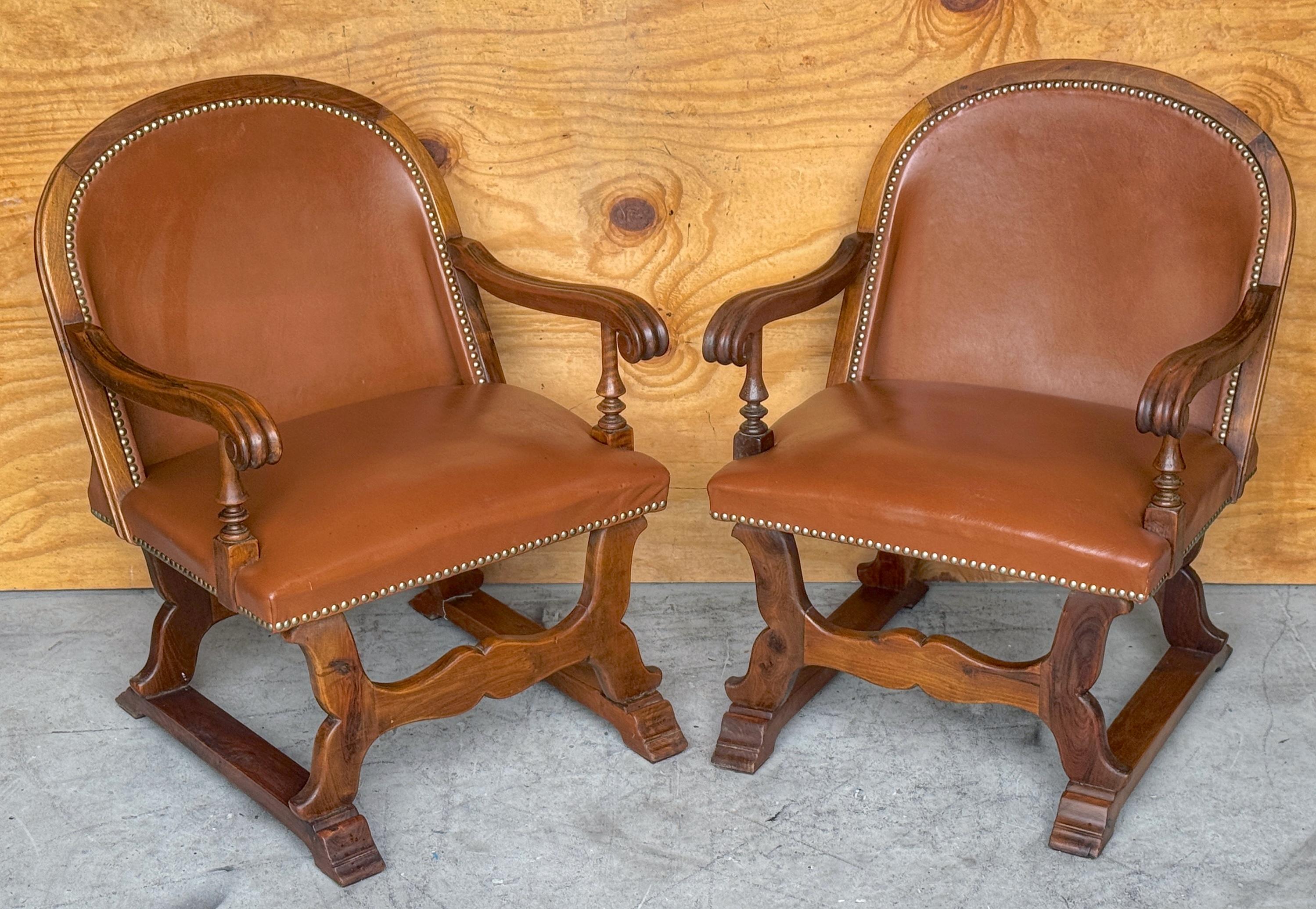 Coppia di poltrone spagnole in noce e pelle con decorazioni a chiodo, CIRCA 1920

Una raffinata coppia di poltrone in stile spagnolo, del 1920 circa, realizzate in noce massiccio con un ricco rivestimento in pelle color caramello. Queste sedie