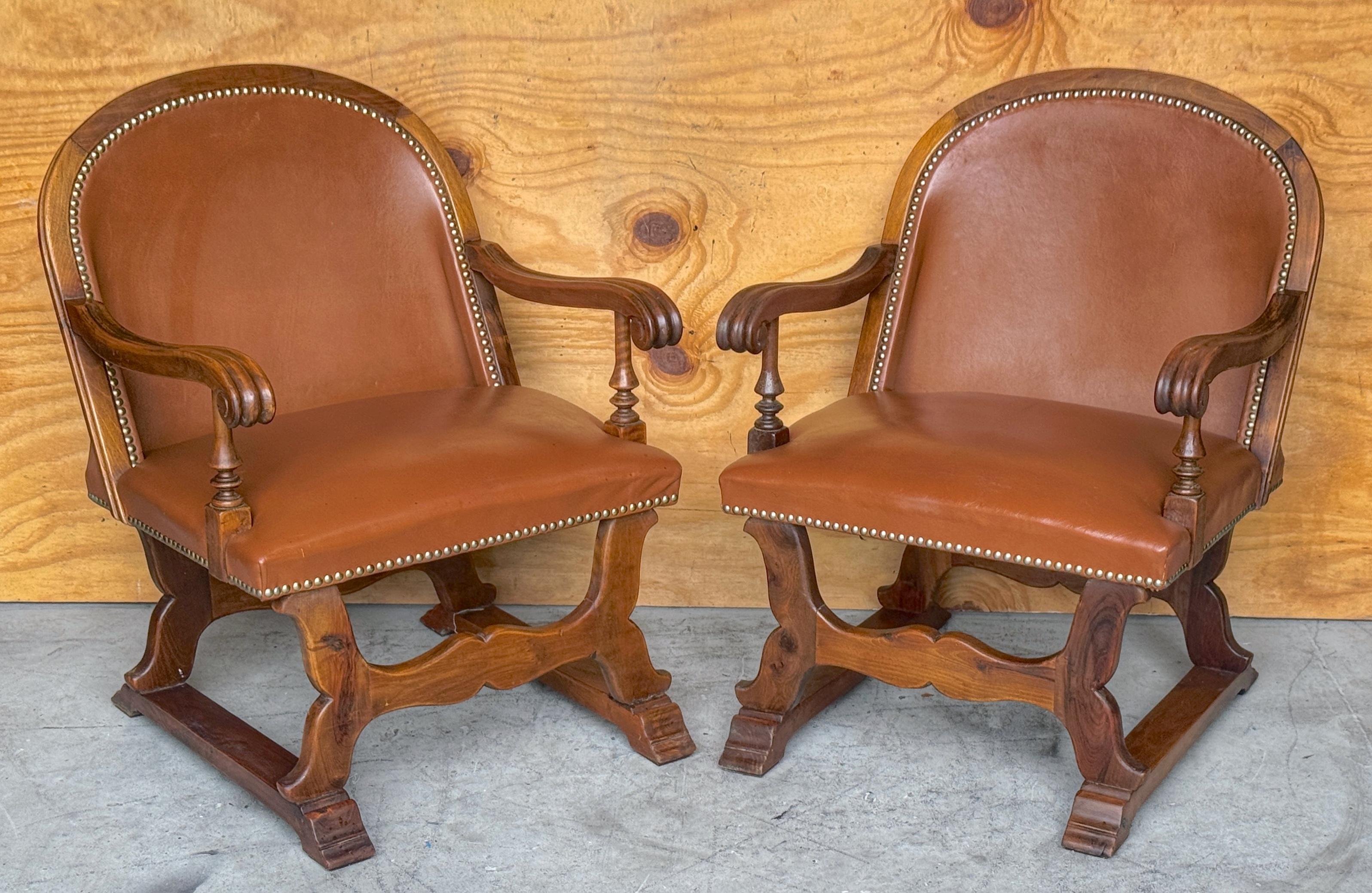 Coppia di poltrone spagnole in noce e pelle con decorazioni a chiodo, CIRCA 1920 In condizioni buone in vendita a West Palm Beach, FL