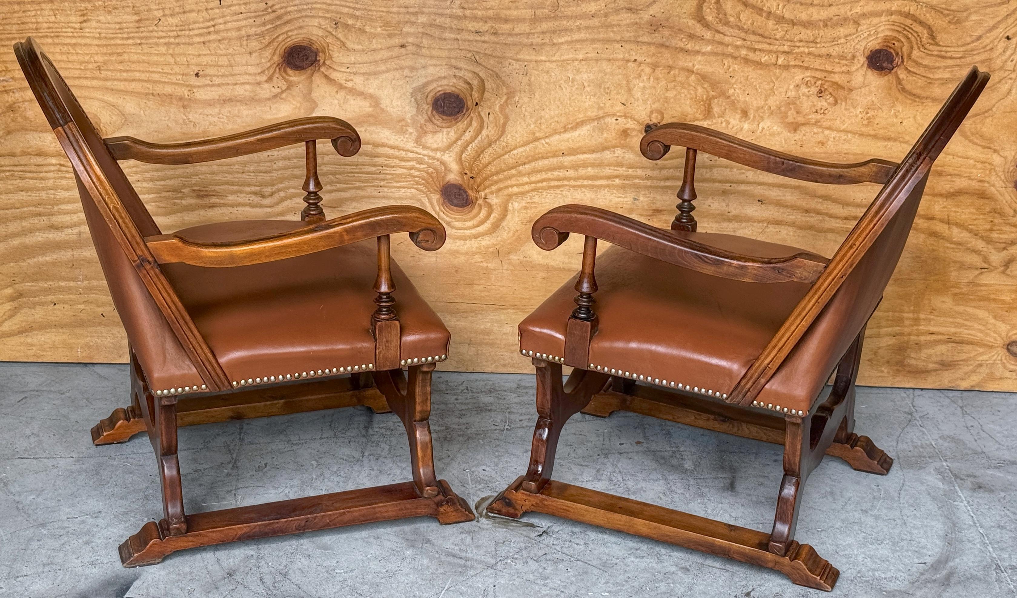 XX secolo Coppia di poltrone spagnole in noce e pelle con decorazioni a chiodo, CIRCA 1920 in vendita