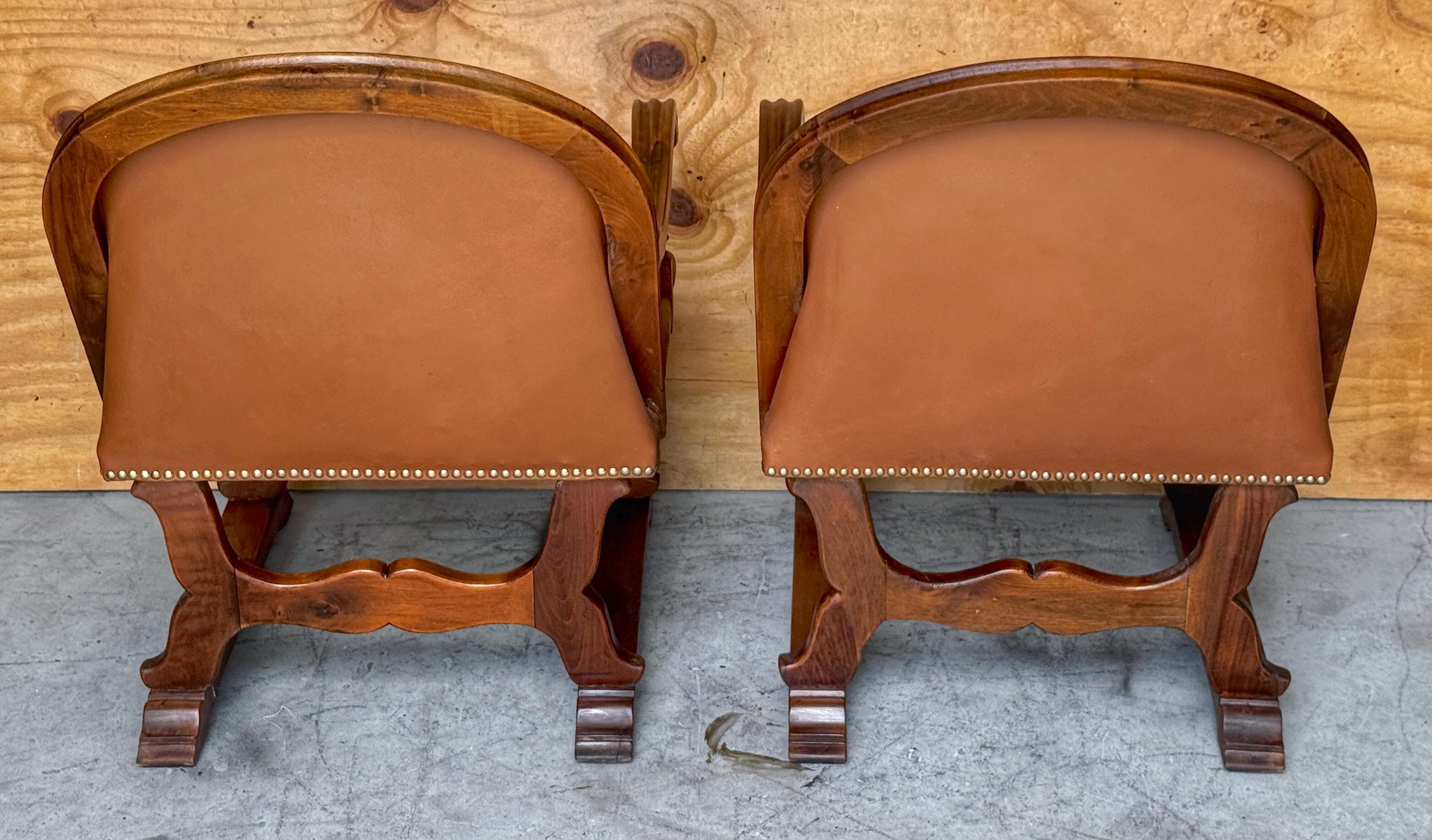 Pelle Coppia di poltrone spagnole in noce e pelle con decorazioni a chiodo, CIRCA 1920 in vendita